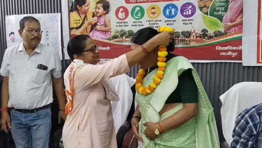 #भदौरा में ‘आंगन मिलन सेवा उत्सव’ का आयोजन, पूर्व विधायक सुनीता सिंह ने बच्चों का कराया अन्नप्राशन
भदौरा। प्रधानमंत्री श्री नरेंद्र मोदी जी के कार्यकाल के 25 वर्ष पूर्ण होने के उपलक्ष्य में ‘सेवा, संकल्प अभियान’ एवं भाजपा उत्तर प्रदेश के ‘आंगन मिलन सेवा उत्सव’ के अंतर्गत विकास खण्ड भदौरा परिसर में कार्यक्रम का आयोजन किया गया।
कार्यक्रम में जमानियां की पूर्व विधायक सुनीता सिंह मुख्य अतिथि के रूप में शामिल हुईं। इस दौरान उन्होंने बच्चों का अन्नप्राशन संस्कार कराया तथा आंगनबाड़ी कार्यकत्रियों को सम्मानित किया।
कार्यक्रम के दौरान विभिन्न विभागों की ओर से लगाए गए प्रदर्शनी स्टॉलों का पूर्व विधायक ने अवलोकन किया और विभागीय योजनाओं एवं जनकल्याणकारी कार्यों की जानकारी ली।
इस अवसर पर खण्ड विकास अधिकारी भदौरा, बाल विकास परियोजना अधिकारी, विभिन्न विभागों के अधिकारी-कर्मचारी तथा आंगनबाड़ी कार्यकत्रियां मौजूद रहीं।
पूर्व विधायक सुनीता सिंह ने कार्यक्रम में उपस्थित सभी लोगों के सहयोग और सहभागिता के लिए आभार व्यक्त किया। #GhazipurNews