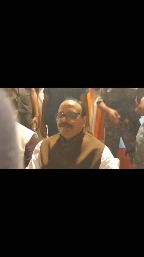 #गाजीपुर में डिप्टी सीएम ब्रजेश पाठक ने अखिलेश यादव की पीडीए रथयात्रा को लेकर सपा पर निशाना साधा। उन्होंने कहा कि सपा के लोग यूपी की जनता को गुमराह करने का असफल प्रयास कर रहे हैं। ब्रजेश पाठक ने सवाल उठाया कि अखिलेश यादव अपने कामों के नाम पर वोट क्यों नहीं मांग रहे हैं और जाति, धर्म व तुष्टिकरण के नाम पर वोट क्यों मांग रहे हैं। उन्होंने दावा किया कि अगर अखिलेश यादव अपने कर्मों के नाम पर वोट मांगेंगे तो उनकी जमानत जब्त हो जाएगी। डिप्टी सीएम ने सपा और कांग्रेस पर परिवारवाद को आगे बढ़ाने का भी आरोप लगाया। वहीं स्वास्थ्य सेवाओं को लेकर उन्होंने कहा कि डॉक्टरों से मरीजों के पर्चे पर क्षेत्रीय भाषा का प्रयोग करने का आग्रह किया गया है, ताकि मरीज दवाओं और डॉक्टर की सलाह को आसानी से समझ सकें।
ब्रजेश पाठक गाजीपुर के लंका मैदान में आयोजित तीन दिवसीय स्वास्थ्य शिविर का शुभारंभ करने पहुंचे थे। इस दौरान उन्होंने विश्वामित्र राजकीय मेडिकल कॉलेज में अमृत फार्मेसी और सीटी स्कैन मशीन का भी लोकार्पण किया।
बाईट-ब्रजेश पाठक,डिप्टी सीएम यूपी। #GhazipurNews