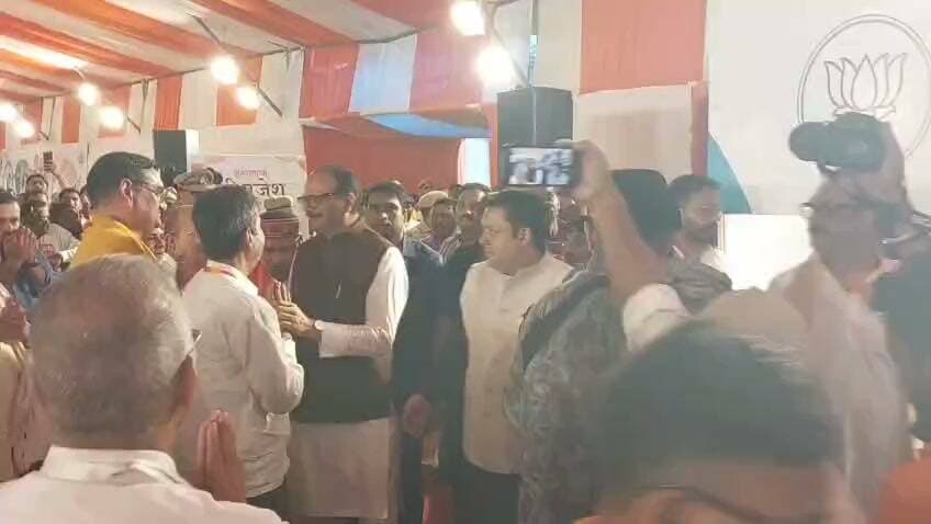#गाजीपुर में डिप्टी सीएम ब्रजेश पाठक ने अखिलेश यादव की पीडीए रथयात्रा को लेकर सपा पर निशाना साधा। उन्होंने कहा कि सपा के लोग यूपी की जनता को गुमराह करने का असफल प्रयास कर रहे हैं। ब्रजेश पाठक ने सवाल उठाया कि अखिलेश यादव अपने कामों के नाम पर वोट क्यों नहीं मांग रहे हैं और जाति, धर्म व तुष्टिकरण के नाम पर वोट क्यों मांग रहे हैं। उन्होंने दावा किया कि अगर अखिलेश यादव अपने कर्मों के नाम पर वोट मांगेंगे तो उनकी जमानत जब्त हो जाएगी। डिप्टी सीएम ने सपा और कांग्रेस पर परिवारवाद को आगे बढ़ाने का भी आरोप लगाया। वहीं स्वास्थ्य सेवाओं को लेकर उन्होंने कहा कि डॉक्टरों से मरीजों के पर्चे पर क्षेत्रीय भाषा का प्रयोग करने का आग्रह किया गया है, ताकि मरीज दवाओं और डॉक्टर की सलाह को आसानी से समझ सकें।
ब्रजेश पाठक गाजीपुर के लंका मैदान में आयोजित तीन दिवसीय स्वास्थ्य शिविर का शुभारंभ करने पहुंचे थे। इस दौरान उन्होंने विश्वामित्र राजकीय मेडिकल कॉलेज में अमृत फार्मेसी और सीटी स्कैन मशीन का भी लोकार्पण किया।
बाईट-ब्रजेश पाठक,डिप्टी सीएम यूपी। #GhazipurNews