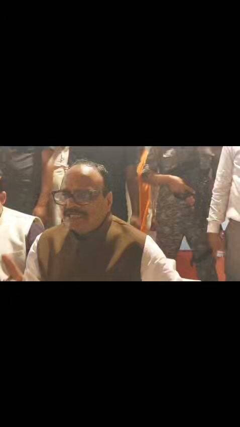 #गाजीपुर में डिप्टी सीएम ब्रजेश पाठक ने अखिलेश यादव की पीडीए रथयात्रा को लेकर सपा पर निशाना साधा। उन्होंने कहा कि सपा के लोग यूपी की जनता को गुमराह करने का असफल प्रयास कर रहे हैं। ब्रजेश पाठक ने सवाल उठाया कि अखिलेश यादव अपने कामों के नाम पर वोट क्यों नहीं मांग रहे हैं और जाति, धर्म व तुष्टिकरण के नाम पर वोट क्यों मांग रहे हैं। उन्होंने दावा किया कि अगर अखिलेश यादव अपने कर्मों के नाम पर वोट मांगेंगे तो उनकी जमानत जब्त हो जाएगी। डिप्टी सीएम ने सपा और कांग्रेस पर परिवारवाद को आगे बढ़ाने का भी आरोप लगाया। वहीं स्वास्थ्य सेवाओं को लेकर उन्होंने कहा कि डॉक्टरों से मरीजों के पर्चे पर क्षेत्रीय भाषा का प्रयोग करने का आग्रह किया गया है, ताकि मरीज दवाओं और डॉक्टर की सलाह को आसानी से समझ सकें।
ब्रजेश पाठक गाजीपुर के लंका मैदान में आयोजित तीन दिवसीय स्वास्थ्य शिविर का शुभारंभ करने पहुंचे थे। इस दौरान उन्होंने विश्वामित्र राजकीय मेडिकल कॉलेज में अमृत फार्मेसी और सीटी स्कैन मशीन का भी लोकार्पण किया।
बाईट-ब्रजेश पाठक,डिप्टी सीएम यूपी। #GhazipurNews