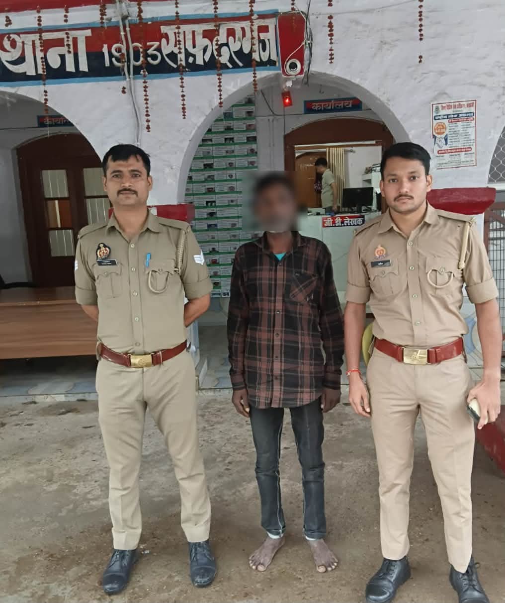 बाराबंकी पुलिस का चला अभियान, 6 वांछित गिरफ्तार, 7 का शांतिभंग में चालान
बाराबंकी पुलिस ने 25/26 सितंबर को अभियान चलाकर 6 वांछित अभियुक्तों को गिरफ्तार किया, 7 का शांतिभंग में चालान, सफदरगंज पुलिस ने सोलर पैनल चोरी के आरोपी को माल समेत पकड़ा।
- सफदरगंज: 1 चोर गिरफ्तार, 2 सोलर पैनल बरामद
- कोतवाली नगर: 2 वांछित गिरफ्तार
- कुर्सी: 1 वांछित गिरफ्तार
- लोनीकटरा: 2 वांछित गिरफ्तार
#Barabanki #BarabankiPolice #CrimeNews #BarabankiNews