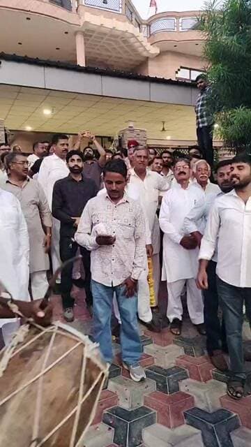 विधायक गणेश बंसल के घर के आगे लोगों ने मनाई खुशी Live प्रसारण