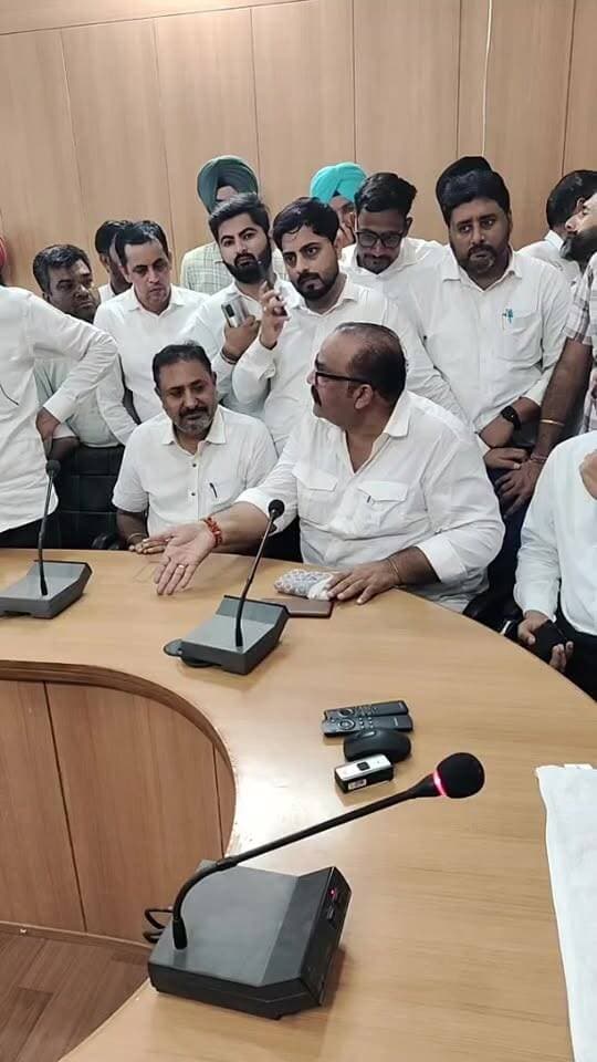 बार संघ अध्यक्ष रोहित खींची को धमकी वकीलों का sp ऑफिस प्रदर्शन लाइव