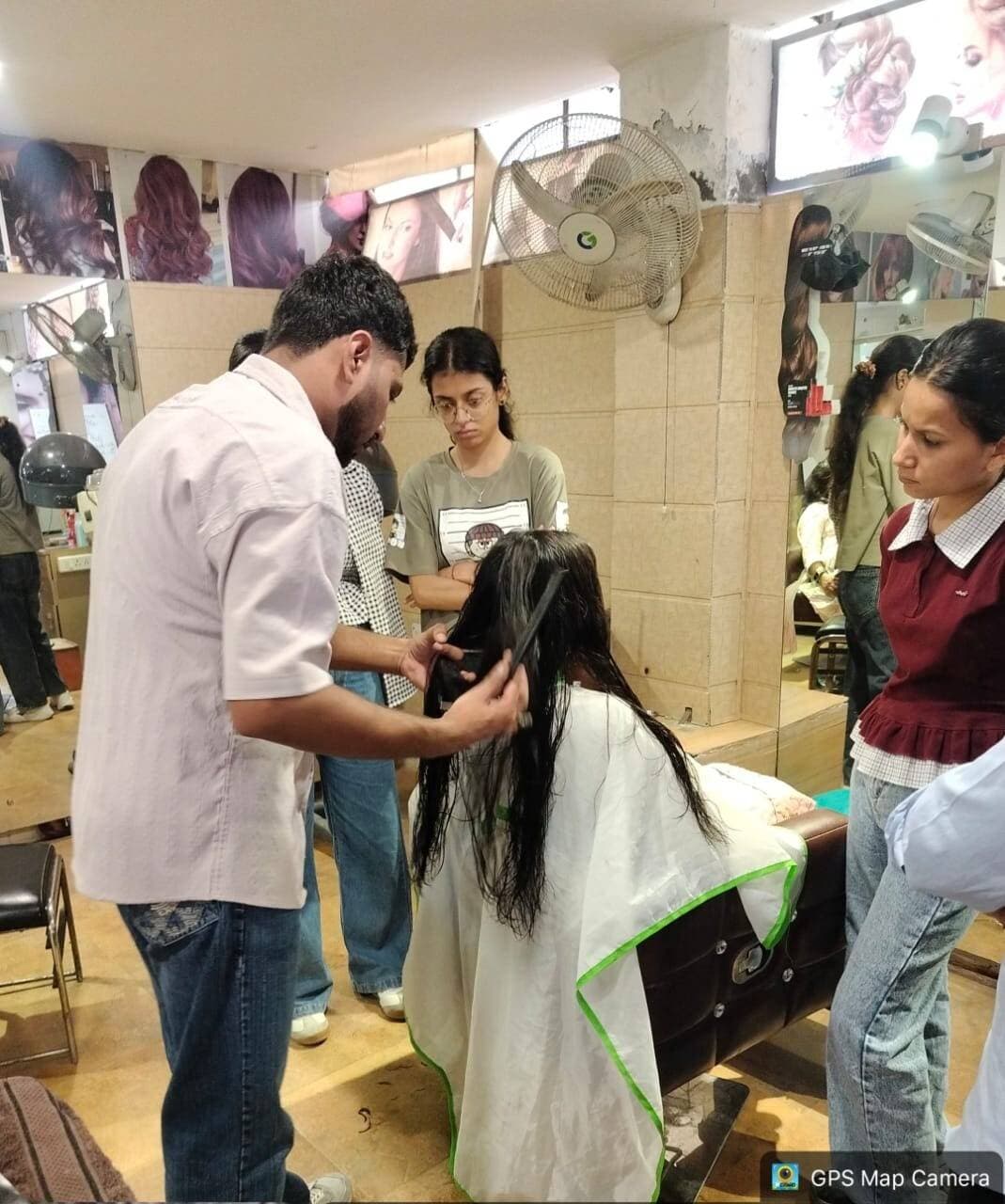 बालों की सुंदरता के साथ सेहत का ध्यान रखना भी जरूरी : तालीम खान
यमुनानगर। (राष्ट्रीय कदम) ब्यूरो: डीएवी कॉलेज के रूपसज्जा विभाग की ओर से छात्राओं को बालों की उचित देखभाल, स्वच्छता और उपचार की व्यावहारिक जानकारी देने के लिए कार्यशाला का आयोजन किया गया। कार्यशाला में छात्राओं को बालों एवं सिर की त्वचा की संरचना, विभिन्न प्रकार के बालों की पहचान तथा उनकी आवश्यकता के अनुसार देखभाल के तरीकों की जानकारी दी गई।
कार्यशाला में खान ब्रदर्स सैलून एंड एकेडमी के संचालक तालीम खान मुख्य वक्ता रहे। कॉलेज की कार्यवाहक प्राचार्या डॉ. सुरिंदर कौर तथा रूपसज्जा विभाग की अध्यक्ष डॉ. अमनप्रीत कौर ने कार्यक्रम की अध्यक्षता की।
तालीम खान ने कहा कि स्वस्थ और सुंदर बालों के लिए केवल बाहरी सुंदरता ही पर्याप्त नहीं है, बल्कि सिर की त्वचा की स्वच्छता, संतुलित पोषण और नियमित देखभाल भी जरूरी है। उन्होंने छात्राओं को तैलीय, शुष्क और सामान्य सिर की त्वचा की पहचान करने तथा उसके अनुरूप देखभाल की प्रक्रिया के बारे में विस्तार से समझाया।
प्रशिक्षण के दौरान बाल धोने की सही विधि, शैंपू और कंडीशनर के उचित प्रयोग, तेल लगाने की तकनीक तथा बालों की स्थिति के अनुसार हेयर मास्क के चयन की जानकारी दी गई। इसके अलावा रूसी, रूखापन, अत्यधिक तैलीयपन, बाल टूटने और बाल झड़ने जैसी सामान्य समस्याओं के कारणों एवं बचाव के उपायों पर भी चर्चा की गई।
छात्राओं को बालों और सिर की त्वचा का निरीक्षण करने, उपयुक्त उत्पाद का चयन करने तथा व्यक्ति की आवश्यकता के अनुसार देखभाल प्रक्रिया निर्धारित करने का व्यावहारिक अभ्यास भी कराया गया। उन्हें बताया गया कि किसी भी सेवा से पहले ग्राहक की आवश्यकता को समझना और बालों व सिर की त्वचा का उचित निरीक्षण करना आवश्यक है।
विभाग की प्राध्यापिका योजना गोंदी ने बताया कि कार्यशाला का उद्देश्य छात्राओं में व्यावसायिक कौशल, आत्मविश्वास और व्यावहारिक ज्ञान विकसित करना है। कार्यक्रम के सफल आयोजन में डॉ. परमेश कुमार ने सहयोग दिया।