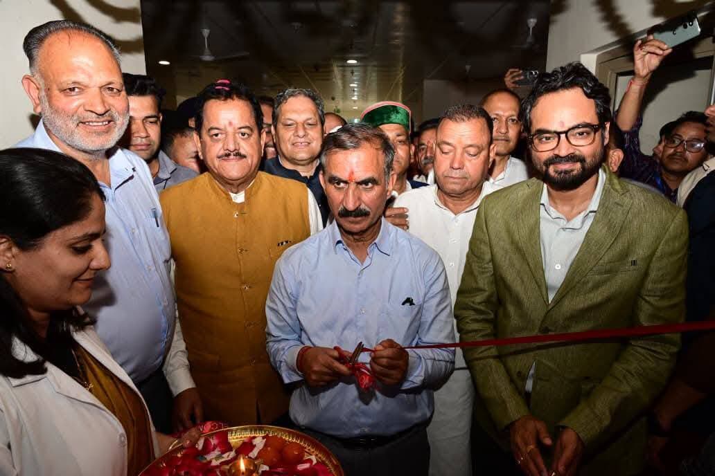 नेरचौक मेडिकल कॉलेज में 3 टेस्ला MRI मशीन का उद्घाटन, PET स्कैन मशीन के लिए शिलान्यास और Tertiary Care Cancer Centre का उद्घाटन किया।
इन आधुनिक सुविधाओं से स्थानीय लोगों को गंभीर बीमारियों की जांच और उपचार के लिए बेहतर चिकित्सा सेवाएं अपने ही प्रदेश में मिलेंगी। इलाज के लिए दूर के शहरों तक जाने की परेशानी भी कम होगी।
चिकित्सा शिक्षा और स्वास्थ्य सेवाओं को और बेहतर बनाने के विषय में फैकल्टी सदस्यों के साथ सार्थक चर्चा हुई।