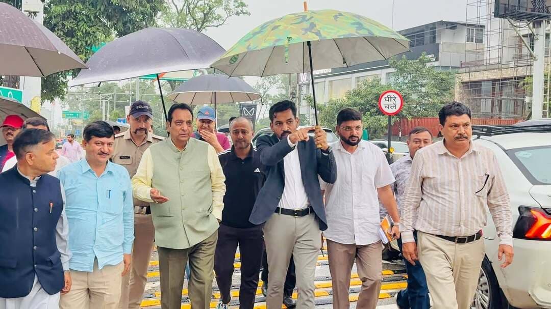 🚨मौहब्बेवाला ब्लैक स्पॉट पर 24×7 निगरानी, हादसे रोकने को तैनात होगी टास्क फोर्स
दिल्ली-देहरादून हाईवे के मौहब्बेवाला ब्लैक स्पॉट पर लगातार हो रहे सड़क हादसों को रोकने के लिए प्रशासन ने सख्त कदम उठाने शुरू कर दिए हैं। शनिवार को धर्मपुर विधायक विनोद चमोली और जिलाधिकारी डॉ. आशीष चौहान ने मौके का स्थलीय निरीक्षण कर अधिकारियों को आवश्यक दिशा-निर्देश दिए।
निरीक्षण के दौरान ओवरस्पीडिंग और ओवरलोडिंग को हादसों के प्रमुख कारणों में पाया गया। डीएम ने इन पर प्रभावी नियंत्रण के लिए टास्क फोर्स गठित कर 24×7 पेट्रोलिंग और सघन चेकिंग के निर्देश दिए।
ब्लैक स्पॉट से पहले चेक पोस्ट स्थापित कर विशेष रूप से भारी और लोडिंग वाहनों की जांच की जाएगी। इसके अलावा राउंडअबाउट, ट्रैफिक प्रबंधन, पर्याप्त साइनेज, सीसीटीवी कैमरे, स्पीड ब्रेकर और स्पीड मॉनिटरिंग उपकरण लगाने की योजना तैयार की जाएगी।
डीएम ने एनएच और एनएचआई के अधिकारियों को सड़क की डिजाइन, मोड़, ढलान, विजिबिलिटी और यातायात दबाव का तकनीकी परीक्षण दोबारा करने के निर्देश दिए। स्थानीय लोगों और जनप्रतिनिधियों के सुझावों को भी समाधान की कार्ययोजना में शामिल किया जाएगा।
प्रशासन का कहना है कि ब्लैक स्पॉट पर तात्कालिक उपायों के साथ स्थायी तकनीकी समाधान सुनिश्चित किया जाएगा, ताकि सड़क दुर्घटनाओं पर प्रभावी अंकुश लगाया जा सके।