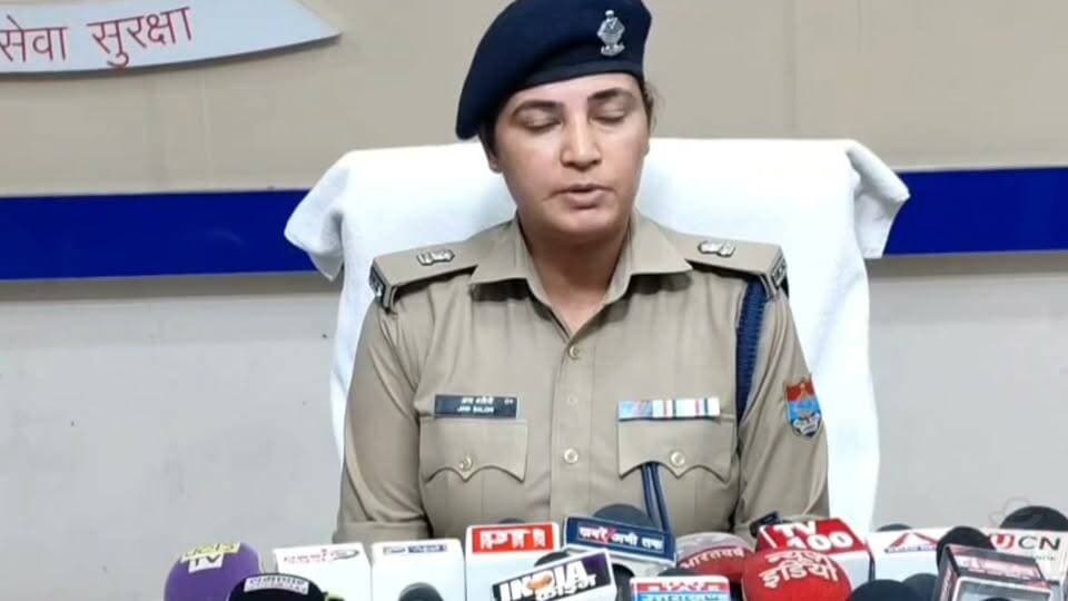 🚨बड़ी खबर देहरादून: सहस्रधारा रोड अपहरण प्रयास केस में खुलासा, युवती गिरफ्तार
देहरादून के रायपुर क्षेत्र में महिला को जबरन कार में बैठाने के प्रयास के मामले का पुलिस ने खुलासा कर दिया है। पुलिस ने मामले में 19 वर्षीय युवती चाहत उर्फ अन्नू को गिरफ्तार किया है। पूछताछ में चार अन्य आरोपियों के नाम भी सामने आए हैं, जिनकी गिरफ्तारी के लिए पुलिस टीमें दबिश दे रही हैं।
पुलिस के मुताबिक, 23 सितंबर की सुबह सहस्रधारा रोड स्थित नालापानी चौक के पास सुषमा वर्मा को कुछ लोगों ने जबरन कार में बैठाने का प्रयास किया था। शिकायत के बाद रायपुर थाना पुलिस और एसओजी देहात की संयुक्त टीम ने सीसीटीवी फुटेज खंगालकर आरोपियों की पहचान शुरू की।
जांच के दौरान 26 सितंबर को चाहत उर्फ अन्नू को सहस्रधारा रोड से गिरफ्तार किया गया। पूछताछ में सामने आया कि डेयरी के कारोबार से जुड़े करीब 7.50 लाख रुपये के लेन-देन के विवाद के चलते सुषमा को डराने की योजना बनाई गई थी।
पुलिस के अनुसार, चाहत और उसके साथी दीपक ने अठूरवाला-भानियावाला क्षेत्र में 11 गायों वाली डेयरी का सौदा किया था। दूध की बिक्री और निवेश की रकम को लेकर विवाद बढ़ने के बाद आरोपियों ने सुषमा को डराने की योजना बनाई। इसके लिए किराये की स्विफ्ट कार का इस्तेमाल किया गया।
पुलिस के मुताबिक, घटना के समय सुषमा के शोर मचाने और आसपास लोगों के पहुंचने पर आरोपी मौके से फरार हो गए। मामले में दीपक, सुशांत उर्फ लक्की, आदित्य वशिष्ठ और प्रियांशु को वांछित किया गया है।
जया बलूनी, SP ग्रामीण, देहरादून