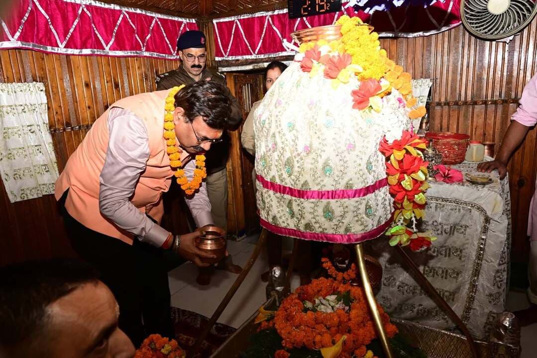 🚨गंगोत्री धाम पहुंचे मुख्य सचिव आनंद बर्द्धन, पूजा-अर्चना के साथ व्यवस्थाओं का लिया जायजा
उत्तरकाशी। जनपद भ्रमण के दूसरे दिन मुख्य सचिव उत्तराखंड शासन आनंद बर्द्धन गंगोत्री धाम पहुंचे। उन्होंने मां गंगा के दर्शन कर विश्वनाथ मंदिर एवं शक्ति मंदिर में विधिवत पूजा-अर्चना की और प्रदेश की सुख-समृद्धि, शांति एवं खुशहाली की कामना की।
पूजा के बाद मुख्य सचिव ने मंदिर समिति के पदाधिकारियों और प्रशासनिक अधिकारियों के साथ बैठक कर धाम में श्रद्धालुओं के लिए की गई व्यवस्थाओं की जानकारी ली। उन्होंने सुरक्षा, पेयजल, स्वच्छता, स्वास्थ्य सेवाओं और श्रद्धालुओं की सुविधाओं को लेकर अधिकारियों को आवश्यक दिशा-निर्देश दिए।
उन्होंने कहा कि चारधाम यात्रा पर आने वाले श्रद्धालुओं को किसी प्रकार की परेशानी न हो, इसके लिए सभी विभाग आपसी समन्वय से कार्य करें। यात्रा मार्ग पर यातायात व्यवस्था सुचारु रखने और स्वास्थ्य सेवाओं को दुरुस्त बनाए रखने पर भी विशेष जोर दिया।
श्रद्धालुओं की बढ़ती संख्या को देखते हुए मुख्य सचिव ने गंगोत्री धाम की व्यवस्थाओं पर लगातार निगरानी रखने तथा घाटों और मंदिर परिसर के आसपास नियमित साफ-सफाई, सुरक्षा और अन्य सुविधाएं सुनिश्चित करने के निर्देश दिए।
इस दौरान मंदिर समिति सचिव सुरेश सेमवाल, जिलाधिकारी प्रशांत आर्य, पुलिस अधीक्षक कमलेश उपाध्याय, अपर जिलाधिकारी मुक्ता मिश्र सहित प्रशासनिक अधिकारी एवं मंदिर समिति के पदाधिकारी मौजूद रहे।