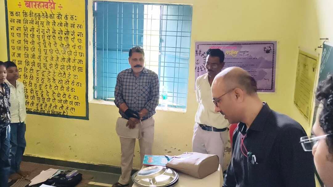 कलेक्टर ने प्राथमिक स्कूल इमझेरा का किया निरीक्षण
--
ग्राम इमझेरा में मुख्यमंत्री जन विश्वास अभियान शिविर के पश्चात कलेक्टर श्री साकेत मालवीय द्वारा शासकीय प्राथमिक विद्यालय इमझेरा देवगढ़ निरीक्षण किया। उन्होंने स्कूल की कक्षा में पहुंचकर बच्चों से संवाद किया। इस दौरान उन्होंने बच्चों से निशुल्क किताबे उपलब्धता के बारे में जानकारी ली। बच्चों से मीनू अनुसार मिलने वाले मध्यान्ह भोजन के बारे में जानकारी ली। उन्होंने बच्चों से राष्ट्रीय गीत, राष्ट्रगान सहित अन्य गतिविधियों के बारे में जानकारी ली। उन्होंने स्कूल परिसर में बने क्षतिग्रस्त पुराने स्कूल भवन को गिराये जाने के निर्देश अधिकारियों को दिए।
ग्राम झमझेरा की गौशाला एवं सामुदायिक भवन का किया निरीक्षण
-
कलेक्टर श्री साकेत मालवीय ने ग्राम झमझेरा में संचालित गौशाला का निरीक्षण किया। उन्होंने गौशाला संचालन एवं गौवंश की जानकारी ली। उन्होंने गोवंश को गुड एवं घास खिलाया। इस दौरान गौशाला परिसर में एक पेड मां के नाम के तहत वृक्षारोपण किया गया। भ्रमण के दौरान नवीन सामुदायिक भवन का भी निरीक्षण किया तथा आवश्यक निर्देश दिए।
#JanVishwasAbhiyan2026
#सेवा_संकल्प_अभियान
#ashoknagar
