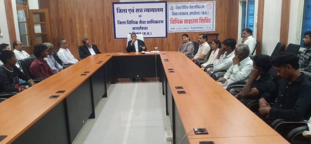 मीडिएशन से समय और धन दोनों की बचत, समझौता योग्य प्रकरणों का हो सकता है शीघ्र निराकरण
________________
यातायात नियमों का पालन कर बचाई जा सकती है किसी की जान, वाहन का बीमा जरूरी
________________
कुटुंब न्यायालय का उद्देश्य परिवार को जोड़ना, जरूरतमंदों को मिलती है निःशुल्क विधिक सहायता
________________
खरगोन 26 सितंबर 2026। म.प्र. राज्य विधिक सेवा प्राधिकरण, जबलपुर के तत्वावधान में जिला विधिक सेवा प्राधिकरण, मण्डलेश्वर द्वारा जिला न्यायालय मण्डलेश्वर के सभाकक्ष में पक्षकारों के लिए विधिक साक्षरता शिविर आयोजित किया गया। शिविर में न्यायिक अधिकारियों ने पक्षकारों एवं उपस्थित आमजनों को मध्यस्थता, यातायात नियम, परिवार न्यायालय, निःशुल्क विधिक सहायता तथा जन उपयोगी स्थायी लोक अदालत से संबंधित महत्वपूर्ण जानकारी दी।
प्रधान जिला न्यायाधीश एवं अध्यक्ष, जिला विधिक सेवा प्राधिकरण श्री अखिलेश जोशी ने कहा कि मीडिएशन (मध्यस्थता) की प्रक्रिया केवल वैवाहिक प्रकरणों तक सीमित नहीं है, बल्कि चेक बाउंस, मोटर दुर्घटना दावा क्षतिपूर्ति, संपत्ति विवाद सहित ऐसे प्रकरणों में भी अपनाई जा सकती है, जो राजीनामा योग्य हों और जिनमें आपसी समझौते की संभावना हो। उन्होंने कहा कि मध्यस्थता एक प्रभावी प्रक्रिया है, जिससे पक्षकारों के समय और धन दोनों की बचत होती है तथा न्यायालय की लंबी प्रक्रिया से भी बचा जा सकता है।
उन्होंने बताया कि मध्यस्थता के माध्यम से प्रकरण का निराकरण करते समय दोनों पक्षकारों से बातचीत कर ऐसा समाधान निकाला जाता है, जिसे दोनों पक्ष स्वीकार करते हैं। न्यायालय में लंबित समझौता योग्य मामलों को मध्यस्थता के माध्यम से सुलझाने की दिशा में पक्षकार आगे आ सकते हैं।
प्रधान जिला न्यायाधीश श्री जोशी ने मोटर व्हीकल एक्ट की सरल भाषा में जानकारी देते हुए कहा कि सभी नागरिकों को यातायात नियमों के प्रति जागरूक रहना चाहिए। नियमों का पालन कर दुर्घटनाओं को रोकने के साथ किसी की जान भी बचाई जा सकती है। उन्होंने वाहन मालिकों से अपने वाहनों का बीमा कराने की अपील करते हुए बताया कि बीमित वाहन से दुर्घटना होने पर पात्रता एवं नियमानुसार नुकसान की क्लेम राशि बीमा कंपनी द्वारा दी जा सकती है।
उन्होंने कहा कि वाहन केवल ऐसे व्यक्ति को ही चलाने दें, जिसके पास वैध ड्राइविंग लाइसेंस हो। नशे की हालत में वाहन नहीं चलाना चाहिए। गाड़ी, ट्रैक्टर एवं ट्रॉली में रेडियम पट्टी लगवाने तथा 18 वर्ष से कम आयु के व्यक्तियों को गैर-व्यावसायिक वाहन नहीं चलाने देने की भी जानकारी दी।
कुटुंब न्यायालय, मण्डलेश्वर के प्रधान न्यायाधीश श्री पंकज सिंह माहेश्वरी ने कहा कि कुटुंब न्यायालय का उद्देश्य परिवार को जोड़ना है। पारिवारिक विवादों के शीघ्र निराकरण के लिए परिवार न्यायालय की स्थापना की गई है। यहां पति-पत्नी से संबंधित मामलों में दोनों पक्षों को समझाइश दी जाती है तथा मध्यस्थता के माध्यम से विवादों का समाधान निकालने का प्रयास किया जाता है।
सचिव, जिला विधिक सेवा प्राधिकरण सुश्री प्रीति जैन ने प्राधिकरण के उद्देश्यों एवं कार्यों की जानकारी दी। उन्होंने निःशुल्क विधिक सलाह एवं सहायता के संबंध में बताया कि जिन पक्षकारों के पास अधिवक्ता उपलब्ध नहीं होता है, उन्हें विधिक सहायता के माध्यम से निःशुल्क अधिवक्ता उपलब्ध कराया जाता है।
जिला विधिक सहायता अधिकारी श्री चन्द्रेश मण्डलोई ने जन उपयोगी स्थायी लोक अदालत के संबंध में जानकारी देते हुए बताया कि बिजली, पानी, डाक, टेलीफोन, परिवहन, अस्पताल, बैंकिंग एवं बीमा जैसी सार्वजनिक उपयोगिता सेवाओं से जुड़े मामलों को जन उपयोगी स्थायी लोक अदालत के माध्यम से देखा जाता है।
इस अवसर पर शासकीय अधिवक्ता श्री सचिन्द्र उपाध्याय, अध्यक्ष जिला अभिभाषक संघ मण्डलेश्वर श्री विजय जोशी, सचिव अधिवक्ता संघ श्री पुष्पेन्द्र गंगारेकर सहित पक्षकारगण एवं आमजन उपस्थित रहे।
#JansamparkMP #khargone