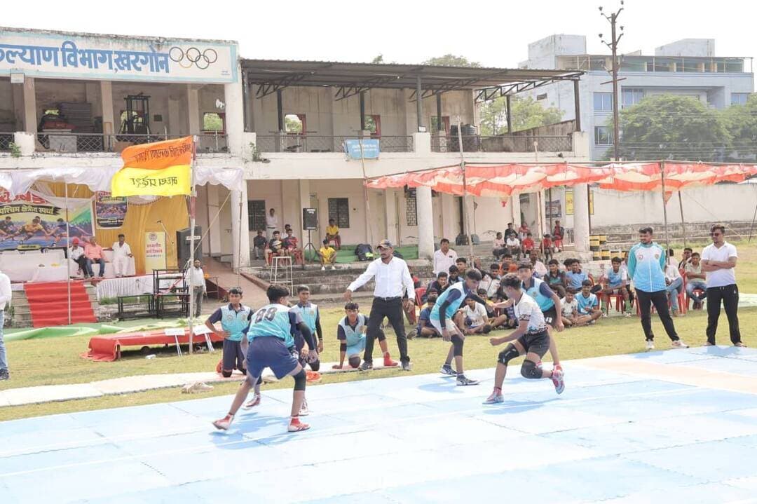 पश्चिम क्षेत्र कबड्डी स्पर्धा में झाबुआ का दबदबा
________________
बालक-बालिका दोनों वर्गों में झाबुआ विजेता, धार की टीमें रहीं उपविजेता
________________
175 खिलाड़ियों ने दिखाया खेल कौशल, उत्कृष्ट खिलाड़ियों का राज्य प्रतियोगिता के लिए होगा चयन
________________
खरगोन 26 सितंबर 2026। स्टेडियम ग्राउंड खरगोन में शनिवार को पश्चिम क्षेत्र स्तरीय कबड्डी प्रतियोगिता का आयोजन किया गया। प्रतियोगिता में पश्चिम क्षेत्र के सात जिलों से आए लगभग 175 बालक-बालिका खिलाड़ियों ने उत्साहपूर्वक भाग लिया। रोमांचक मुकाबलों में झाबुआ की बालक एवं बालिका टीमों ने उत्कृष्ट प्रदर्शन करते हुए दोनों वर्गों में विजेता का खिताब अपने नाम किया। धार की दोनों टीमें उपविजेता रहीं।
जनजातीय कार्य विभाग के तत्वावधान में आयोजित 19 वर्ष से कम आयु वर्ग की इस प्रतियोगिता में खरगोन, बड़वानी, धार, रतलाम, अलीराजपुर, झाबुआ एवं इंदौर जिले के खिलाड़ियों ने हिस्सा लिया। खिलाड़ियों ने दमदार रेड, मजबूत पकड़ और बेहतर तालमेल के साथ खेल भावना का परिचय दिया।
सांसद श्री गजेन्द्र पटेल ने फहराया विभागीय ध्वज
प्रतियोगिता का शुभारंभ सांसद श्री गजेन्द्र सिंह पटेल ने विभागीय ध्वज फहराकर किया। इस दौरान विभिन्न जिलों से आए खिलाड़ियों ने आकर्षक मार्चपास्ट प्रस्तुत किया। सांसद श्री पटेल ने खिलाड़ियों को अनुशासन एवं ईमानदारी के साथ खेल खेलने की शपथ दिलाई। साथ ही नशामुक्ति एवं स्वच्छता का संकल्प दिलाते हुए खेलों के माध्यम से स्वस्थ एवं सशक्त समाज निर्माण का संदेश दिया।
जनजातीय कार्य विभाग की सहायक आयुक्त श्रीमती कविता आर्य ने खिलाड़ियों को शुभकामनाएं देते हुए कहा कि खिलाड़ी निरंतर मेहनत और अनुशासन के साथ आगे बढ़ें तथा राष्ट्रीय स्तर पर उत्कृष्ट प्रदर्शन कर अपने जिले एवं प्रदेश का नाम रोशन करें।
राज्य स्तरीय प्रतियोगिता के लिए होगा चयन
जिला क्रीड़ा अधिकारी श्री दीपक वाघ ने बताया कि पश्चिम क्षेत्रीय प्रतियोगिता में उत्कृष्ट प्रदर्शन करने वाले खिलाड़ियों का चयन मंडला में आयोजित होने वाली विभागीय राज्य स्तरीय प्रतियोगिता के लिए किया जाएगा। उन्होंने बताया कि प्रतियोगिता में खिलाड़ियों ने उत्साह और खेल भावना के साथ प्रतिभा का प्रदर्शन किया।
प्रतियोगिता के सफल आयोजन में खेल शिक्षक श्री सुरेंद्र सिंह पवार, श्री विजय पाटिल, श्री जितेंद्र भावसार, श्री राजेंद्र मंडलोई, श्री सुरेश हिरवे, श्री लखन पटेल एवं श्री जगदीश किराड़े ने सक्रिय सहयोग प्रदान किया। कार्यक्रम का संचालन श्री जितेंद्र हिरवे ने किया।
#JansamparkMP #khargone