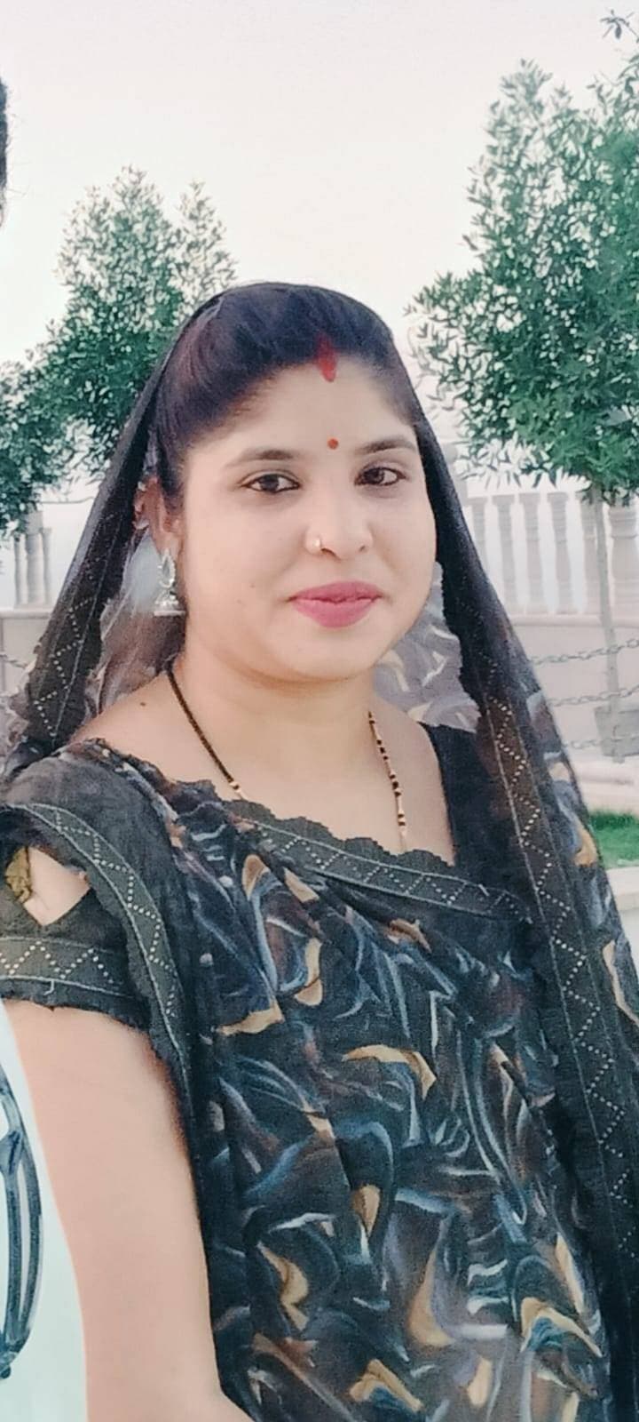 मुख्यमंत्री उद्यम क्रांति योजना से जनरल स्टोर का विस्तार कर बनीं आत्मनिर्भर
________________
₹5 लाख की ऋण सहायता से बढ़ाया व्यवसाय, ग्राहकों को मिली बेहतर सुविधाएं
________________
वर्ष 2018 में ₹1 लाख से शुरू किया कारोबार, 8 वर्षों की मेहनत से बनाया स्थापित व्यवसाय
________________
खरगोन 26 सितंबर 2026। जिले के सेगांव की श्रीमती शिवानी गुप्ता ने मेहनत, लगन और उद्यमशीलता के बल पर अपने छोटे से व्यवसाय को विस्तार देकर आत्मनिर्भरता की दिशा में कदम बढ़ाया है। मुख्यमंत्री उद्यम क्रांति योजना के अंतर्गत प्राप्त ₹5 लाख की ऋण सहायता का उपयोग उन्होंने अपने ‘दिव्यांका जनरल स्टोर’ के विस्तार में किया, जिससे व्यवसाय को नई गति मिली।
₹1 लाख की पूंजी से शुरू किया था व्यवसाय
श्रीमती शिवानी गुप्ता, निवासी सेगांव द्वारा वर्ष 2018 में ₹1 लाख की प्रारंभिक पूंजी से दिव्यांका जनरल स्टोर का संचालन शुरू किया गया था। समय के साथ मेहनत और बेहतर ग्राहक सेवा के माध्यम से उनका व्यवसाय आगे बढ़ता गया। व्यवसाय को और विस्तारित करने के लिए उन्हें अतिरिक्त पूंजी की आवश्यकता महसूस हुई।
व्यवसाय विस्तार के लिए बैंक से लिया ऋण
व्यवसाय को आगे बढ़ाने के उद्देश्य से श्रीमती शिवानी गुप्ता ने बैंक ऋण लेने का निर्णय लिया। इसी दौरान जिला व्यापार एवं उद्योग केंद्र, खरगोन के अधिकारी से उन्हें मुख्यमंत्री उद्यम क्रांति योजना की जानकारी प्राप्त हुई। अधिकारी द्वारा उन्हें योजना के अंतर्गत मिलने वाली ऋण सुविधा एवं प्रक्रिया के बारे में मार्गदर्शन दिया गया। योजना की जानकारी मिलने के बाद न योजना के अंतर्गत ऋण के लिए आवेदन किया।
ऋण राशि से बढ़ाया जनरल स्टोर का कारोबार
ऋण के रूप में प्राप्त राशि का उपयोग उन्होंने अपने संचालित जनरल स्टोर के विस्तार में किया। दुकान में आवश्यक सामग्री एवं सामान की उपलब्धता बढ़ाई गई, जिससे ग्राहकों को एक ही स्थान पर अधिक वस्तुएं उपलब्ध होने लगीं। इससे ग्राहकों की सुविधा बढ़ी और व्यवसाय में भी सकारात्मक वृद्धि हुई।
क्या है मुख्यमंत्री उद्यम क्रांति योजना
मुख्यमंत्री उद्यम क्रांति योजना मध्यप्रदेश शासन की स्वरोजगार एवं उद्यमिता को बढ़ावा देने वाली महत्वपूर्ण योजना है। इसके माध्यम से पात्र हितग्राहियों को स्वयं का व्यवसाय स्थापित करने अथवा पहले से संचालित व्यवसाय को विस्तार देने के लिए बैंक ऋण प्राप्त करने में सहायता मिलती है। योजना का उद्देश्य युवाओं एवं उद्यमियों को आर्थिक रूप से सशक्त बनाते हुए स्वरोजगार के अवसरों को बढ़ावा देना है।
आठ वर्षों की मेहनत से व्यवसाय ने बनाई पहचान
वर्ष 2018 में छोटे स्तर से शुरू हुआ श्रीमती शिवानी गुप्ता का व्यवसाय आज 8 वर्षों की मेहनत, अनुभव और निरंतर प्रयासों के बाद एक स्थापित व्यवसाय के रूप में आगे बढ़ रहा है। मुख्यमंत्री उद्यम क्रांति योजना से मिली आर्थिक सहायता ने उनके व्यवसाय के विस्तार में महत्वपूर्ण सहयोग प्रदान किया है।
आत्मनिर्भरता की ओर बढ़ते हुए बनीं प्रेरणा
आज श्रीमती शिवानी गुप्ता अपने व्यवसाय का सफलतापूर्वक संचालन करते हुए आत्मनिर्भरता की ओर अग्रसर हैं। उनकी सफलता यह संदेश देती है कि सीमित पूंजी से शुरू किया गया व्यवसाय भी मेहनत, अनुभव और उचित वित्तीय सहयोग के माध्यम से निरंतर आगे बढ़ाया जा सकता है। मुख्यमंत्री उद्यम क्रांति योजना ने उनके स्थापित व्यवसाय को विस्तार का अवसर देकर उनकी उद्यमशीलता को नई दिशा दी है।
“मुख्यमंत्री उद्यम क्रांति योजना ने श्रीमती शिवानी गुप्ता के सपनों को विस्तार देने के साथ उनके व्यवसाय को नई दिशा प्रदान की और आत्मनिर्भरता की राह को मजबूत किया।”
#JansamparkMP #khargone #सेवा_संकल्प_अभियान