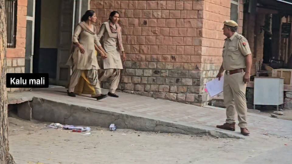 पुलिस थाना गुड़ामालानी से फरार हुई राई देवी उर्फ रवीना को कोर्ट में किया पेश।
Barmer Police Balotra Police Rajasthan Police Jodhpur Police Jaipur Police