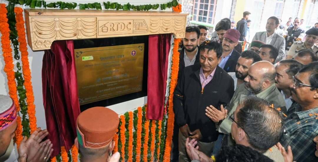 हड़सर से यमकुंड तक बनेगा नया पैदल मार्ग, सुरंग निर्माण के प्रस्ताव तैयार करने के निर्देश
जगत सिंह नेगी ने भरमौर में विकास कार्यों की समीक्षा कर अधिकारियों को दिए आवश्यक दिशा-निर्देश
हिमाचल 84 टीवी ब्यूरो भरमौर, 26 सितंबर।
राजस्व, बागवानी, जनजातीय विकास एवं जन शिकायत निवारण मंत्री जगत सिंह नेगी ने शनिवार को भरमौर में एकीकृत जनजातीय विकास परियोजना के तहत परियोजना सलाहकार समिति की बैठक की अध्यक्षता करते हुए विभिन्न विकासात्मक कार्यों की समीक्षा की। बैठक में स्थानीय विधायक एवं परियोजना सलाहकार समिति के उपाध्यक्ष डॉ. जनक राज भी विशेष रूप से उपस्थित रहे। मंत्री के भरमौर में 26 सितंबर को परियोजना सलाहकार समिति और वन अधिकार अधिनियम के तहत समीक्षा बैठक की अध्यक्षता करने का कार्यक्रम पहले से निर्धारित था। �
Amar Ujala +1
बैठक में राष्ट्रीय राजमार्ग-154ए तथा जनजातीय उपमंडल के प्रमुख संपर्क मार्गों पर संवेदनशील स्थानों को चिन्हित कर सुरंग निर्माण के प्रस्ताव तैयार करने के निर्देश दिए गए। जगत सिंह नेगी ने राष्ट्रीय राजमार्ग प्राधिकरण तथा लोक निर्माण विभाग के अधिकारियों को इस संबंध में आवश्यक कार्रवाई सुनिश्चित करने को कहा।
हड़सर से यमकुंड तक बनेगा नया पैदल मार्ग
मणिमहेश यात्रा में आने वाले श्रद्धालुओं की सुविधा को ध्यान में रखते हुए बैठक में हड़सर से यमकुंड, तोश के गोठ के समीप, तक नया पैदल मार्ग विकसित करने का निर्णय लिया गया। इसके लिए वन विभाग द्वारा मार्ग का निर्माण किया जाएगा, जबकि लोक निर्माण विभाग आवश्यक प्राक्कलन तैयार करेगा।
लोक निर्माण विभाग की परियोजनाओं की समीक्षा करते हुए मंत्री ने सभी सड़क परियोजनाओं से संबंधित राजस्व प्रविष्टियां सुनिश्चित करने के निर्देश दिए। उन्होंने भरमौर क्षेत्र में चल रहे लोक निर्माण विभाग के कार्यों की प्रगति की भी समीक्षा की।
बैठक में अधीक्षण अभियंता ने बताया कि प्रधानमंत्री ग्राम सड़क योजना (पीएमजीएसवाई) चरण-4 के तहत भरमौर क्षेत्र के 76 गांवों के सर्वेक्षण के आधार पर करीब 130 करोड़ रुपये की लागत से 17 सड़कों का निर्माण कार्य प्रगति पर है। इसके अतिरिक्त 15 सड़कों की डीपीआर तैयार हो चुकी है, जबकि 44 सड़कों के लिए गिफ्ट डीड और एफसीए मामलों की प्रक्रिया जारी है। वहीं करीब 183 करोड़ रुपये की लागत से 15 पुलों के निर्माण की डीपीआर भी तैयार की जा चुकी है।
डंपिंग साइट और खाली भूमि पर बढ़ेगा पौधरोपण
जगत सिंह नेगी ने वन विभाग के तहत कैंपा और कैट प्लान से जारी कार्यों की समीक्षा की तथा विभिन्न डंपिंग साइटों और खाली भूमि पर पौधरोपण गतिविधियों को बढ़ाने के निर्देश दिए।
कृषि एवं उद्यान विभाग की समीक्षा के दौरान उन्होंने किसानों, बागवानों और पशुपालकों तक सरकारी योजनाओं का प्रभावी लाभ पहुंचाने के लिए कृषि, उद्यान एवं पशुपालन विभाग को संयुक्त रूप से जागरूकता शिविर आयोजित करने के निर्देश दिए। उन्होंने नागरिक चिकित्सालय भरमौर में आवश्यक दवाइयों की उपलब्धता सुनिश्चित करने के लिए भी उपमंडलीय प्रशासन को आवश्यक कदम उठाने को कहा।
बैठक में जल शक्ति, विद्युत, पशुपालन, मत्स्य पालन, परिवहन, वूल फेडरेशन, ग्रामीण विकास तथा युवा सेवाएं एवं खेल विभाग सहित विभिन्न विभागों के विकास कार्यों की भी समीक्षा की गई। मंत्री ने अधिकारियों को आपसी समन्वय के साथ कार्य करते हुए विकास योजनाओं को गति देने तथा उनका लाभ पात्र लोगों तक पहुंचाने के निर्देश दिए।
इस अवसर पर ललित ठाकुर, रवि दत्त शर्मा, उपायुक्त मुकेश रेपसवाल, एडीएम विकास शर्मा, एसडीएम अजय कुमार सिंह, डीएसपी बलदेव शर्मा सहित विभिन्न विभागों के अधिकारी उपस्थित रहे।
