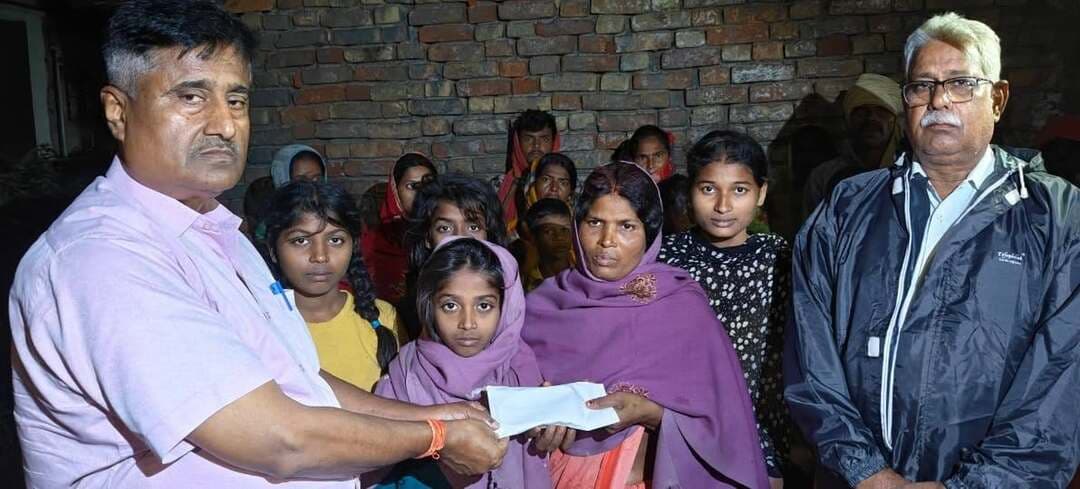 कांटी विधायक अजीत कुमार ने संतोष साह और रंजीत ठाकुर के परिजनों से की मुलाकात, निजी कोष से दी आर्थिक मदद
कांटी विधानसभा क्षेत्र में शनिवार को कांटी विधायक अजीत कुमार ने दो शोक संतप्त परिवारों से मुलाकात कर संवेदना व्यक्त की। विधायक तिवारी टोला तथा छपरा धर्मपुर यदू के साहू टोला पहुंचे, जहां उन्होंने दिवंगत संतोष साह और रंजीत ठाकुर के परिजनों से मिलकर उन्हें ढांढस बंधाया।
इस दौरान विधायक अजीत कुमार ने दोनों परिवारों को अपने निजी कोष से श्राद्ध कार्यक्रम के लिए आर्थिक सहायता भी प्रदान की। उन्होंने कहा कि दुख की इस घड़ी में वे पीड़ित परिवारों के साथ खड़े हैं और हर संभव मदद उपलब्ध कराने का प्रयास करेंगे।
बताया गया कि छपरा साहू टोला निवासी संतोष साह की अपराधियों द्वारा चाकू गोदकर हत्या कर दी गई थी, जबकि तिवारी टोला निवासी रंजीत ठाकुर का निधन हृदय गति रुकने से हुआ था। विधायक ने दोनों को होनहार और सामाजिक गतिविधियों में सक्रिय बताया। उन्होंने कहा कि दोनों युवाओं का निधन उनके लिए व्यक्तिगत क्षति है।
मौके पर मौजूद जनप्रतिनिधियों और समर्थकों ने भी दोनों के निधन पर शोक व्यक्त किया और दिवंगत आत्माओं की शांति के लिए प्रार्थना की।
इस अवसर पर मुखिया इंद्र मोहन झा समेत कई जनप्रतिनिधि और स्थानीय लोग मौजूद रहे।
#TirhutNow #Kanti #AjitKumar #MuzaffarpurNews #BiharNews