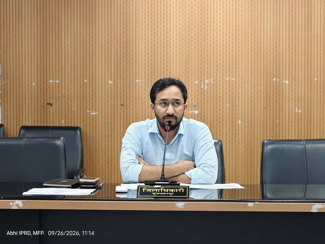 मुजफ्फरपुर में विकास योजनाओं की समीक्षा: 72 आंगनवाड़ी स्थलों में सिर्फ 14 पर काम शुरू, DDC ने तेज प्रगति के दिए निर्देश
मुजफ्फरपुर में विकास योजनाओं की प्रगति को लेकर जिला सभागार में जिला स्तरीय समीक्षा बैठक आयोजित की गई। बैठक की अध्यक्षता उप विकास आयुक्त ने की। इसमें जल-जीवन-हरियाली एवं विकसित भारत जी-राम जी के तहत संचालित विभिन्न योजनाओं की प्रखंडवार समीक्षा की गई।
बैठक में आंगनवाड़ी केंद्र निर्माण, ग्रामीण हाट, मानव दिवस सृजन, श्रमिकों के ई-केवाईसी, वृक्षारोपण, पौधरोपण के e-MR और समयबद्ध मजदूरी भुगतान की स्थिति पर विस्तार से चर्चा हुई।
समीक्षा में 72 आंगनवाड़ी स्थलों में केवल 14 पर कार्य शुरू पाया गया। शेष स्थलों पर जल्द काम शुरू कराने के निर्देश दिए गए। ग्रामीण हाट की 11 योजनाओं में 7 की TS/AS प्रगति की समीक्षा की गई।
मानव दिवस सृजन में 3.73 लाख के लक्ष्य के मुकाबले पंचायतों की उपलब्धि और गैप की समीक्षा हुई। शून्य मानव दिवस वाली पंचायतों में तत्काल कार्य शुरू कराने को कहा गया।
कुशल एवं अर्द्धकुशल श्रमिकों के 15,443 में से 2,321 ई-केवाईसी पूर्ण हुए हैं, जबकि सक्रिय अकुशल श्रमिकों का ई-केवाईसी 88.86 प्रतिशत रहा।
वृक्षारोपण की 4,476 लक्षित योजनाओं में 4,090 पर कार्य प्रगति पर पाया गया। बैठक में रेन वाटर हार्वेस्टिंग और चेक डैम से जुड़े कार्यों की भी समीक्षा हुई। DDC ने सभी योजनाओं में तेजी, गुणवत्ता और समयबद्धता सुनिश्चित करने का निर्देश दिया।
#TirhutNow #Muzaffarpur #JalJeevanHariyali #DevelopmentNews #BiharNews