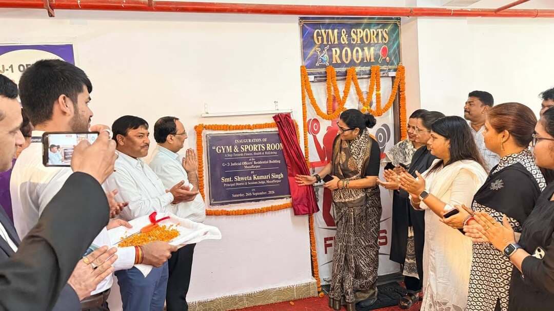 मुजफ्फरपुर व्यवहार न्यायालय में नई सुविधाओं की सौगात, न्यायिक आवास परिसर में Gym & Sports Room का उद्घाटन
मुजफ्फरपुर व्यवहार न्यायालय में शनिवार, 26 सितंबर को कई महत्वपूर्ण गतिविधियों और नई सुविधाओं की शुरुआत का दिन रहा। प्रधान जिला एवं सत्र न्यायाधीश श्वेता कुमारी सिंह ने न्यायिक पदाधिकारियों के आवासीय परिसर में Gym & Sports Room का उद्घाटन किया। इस दौरान जिला एवं अपर सत्र न्यायाधीश प्रथम राजा राम संतोष कुमार समेत अन्य न्यायिक पदाधिकारी मौजूद रहे।
इस सुविधा का उद्देश्य न्यायिक पदाधिकारियों को आवासीय परिसर में ही व्यायाम और खेलकूद की बेहतर सुविधा उपलब्ध कराना है, ताकि तनावपूर्ण कार्यशैली के बीच स्वस्थ शरीर और प्रसन्नचित्त मन को बढ़ावा मिल सके।
वहीं, जिला विधिक सेवा प्राधिकार कार्यालय भवन में पैनल अधिवक्ताओं और पारा विधिक स्वयंसेवकों के लिए विशेष कार्यशाला आयोजित की गई। बिहार राज्य विधिक सेवा प्राधिकार के निर्देश पर अदिथी स्वयंसेवी संस्था के सहयोग से आयोजित इस कार्यशाला में “Survivor Care & Trauma Informed Approaches in Combating Sex Trafficking” विषय पर महत्वपूर्ण जानकारी दी गई। सचिव जिला विधिक सेवा प्राधिकार तेज कुमार प्रसाद और रिसोर्स पर्सन्स ने प्रतिभागियों को विषय से जुड़ी आवश्यक जानकारियां दीं।
इसके अलावा, बिहार राज्य विधिक सेवा प्राधिकार पटना की ओर से जिला विधिक सेवा प्राधिकार, मुजफ्फरपुर को ग्रामीण क्षेत्रों में जागरूकता अभियान और विधिक सेवाओं के विस्तार के लिए नया वाहन उपलब्ध कराया गया। प्रधान जिला एवं सत्र न्यायाधीश श्वेता कुमारी सिंह ने कहा कि इससे सुदूर ग्रामीण इलाकों तक विधिक सेवा प्राधिकार की पहुंच और आसान होगी।
#TirhutNow #Muzaffarpur #DistrictLegalServicesAuthority #LegalAwareness #MuzaffarpurNews