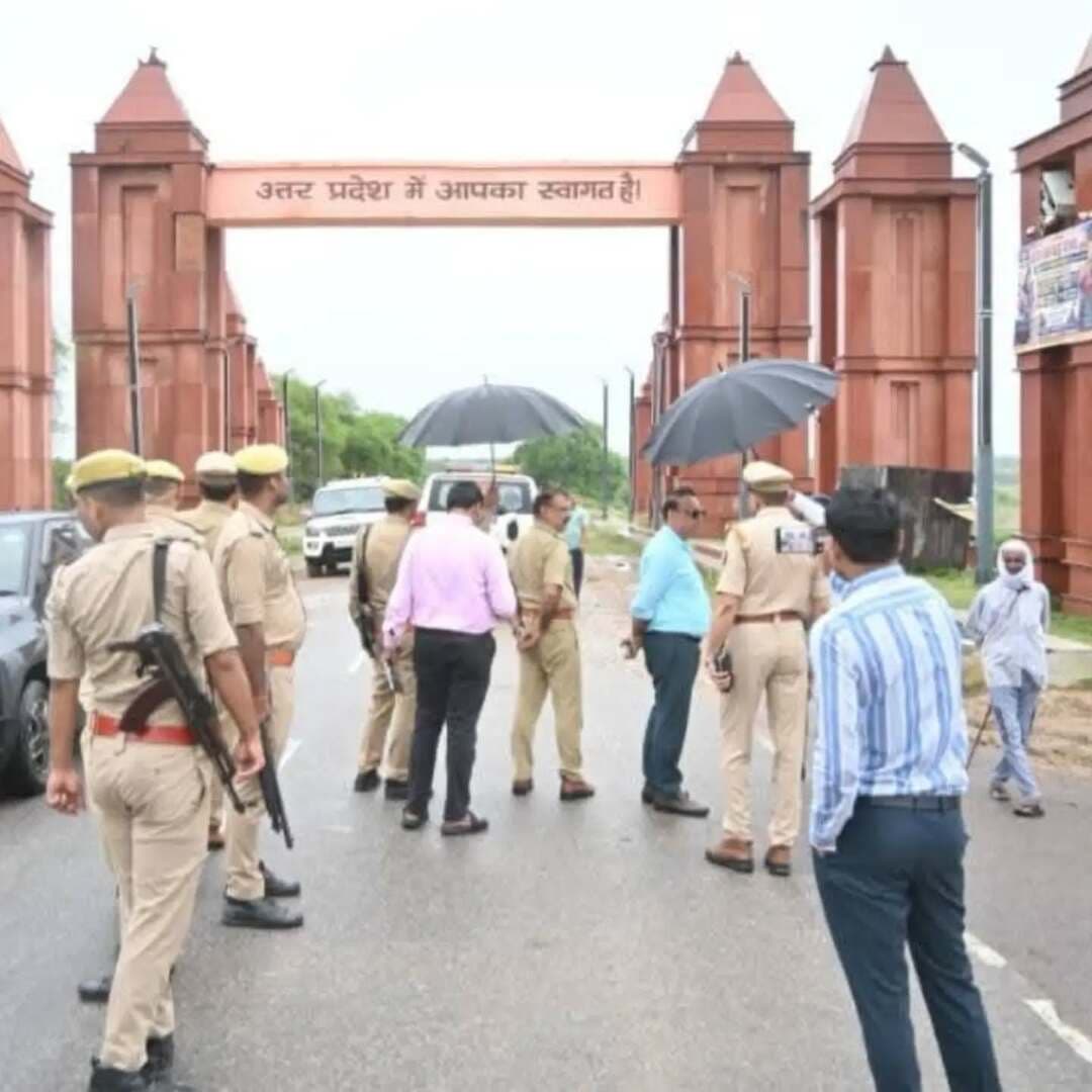 मध्य प्रदेश सीमा पर डीएम-एसपी ने परखी सुरक्षा व्यवस्था
माधौगढ़ क्षेत्र में अंतरराज्यीय प्रवेश द्वारों का किया स्थलीय निरीक्षण, साफ-सफाई, प्रकाश एवं निगरानी व्यवस्था दुरुस्त करने के निर्देश
उरई/जालौन: जिलाधिकारी समीर व पुलिस अधीक्षक विनय कुमार सिंह ने शनिवार को जनपद जालौन से मध्य प्रदेश को जोड़ने वाली अंतरराज्यीय सीमा का स्थलीय निरीक्षण कर सुरक्षा एवं प्रशासनिक व्यवस्थाओं का जायजा लिया। अधिकारियों ने माधौगढ़ क्षेत्र में स्थित महाराजपुर बॉर्डर सहित मध्य प्रदेश सीमा की ओर जाने वाले मार्गों पर पहुंचकर सीमा पर तैनात व्यवस्थाओं, निगरानी व्यवस्था तथा आवागमन की स्थिति की जानकारी ली।
जिलाधिकारी व पुलिस अधीक्षक ने सीमा क्षेत्र में सुरक्षा व्यवस्था को लेकर संबंधित अधिकारियों से जानकारी प्राप्त की तथा बॉर्डर पर सतर्कता एवं निगरानी व्यवस्था लगातार प्रभावी बनाए रखने के निर्देश दिए। उन्होंने कहा कि अंतरराज्यीय सीमा से आवागमन को देखते हुए सुरक्षा व्यवस्था में किसी प्रकार की लापरवाही न हो तथा संदिग्ध गतिविधियों पर प्रभावी निगरानी रखी जाए।महाराजपुर बॉर्डर पर निरीक्षण के दौरान अंतरराज्यीय प्रवेश द्वार के आसपास साफ-सफाई, प्रकाश व्यवस्था एवं अन्य व्यवस्थाओं का भी जायजा लिया गया। प्रवेश द्वार के समीप स्थापित सोलर लाइटों एवं सीसीटीवी कैमरों की स्थिति की जानकारी लेते हुए उन्हें पूर्णतः क्रियाशील रखने के निर्देश दिए गए। साथ ही प्रवेश द्वार के आसपास उगी घास-फूस तथा सड़क किनारे जमा मिट्टी और कीचड़ को हटाकर स्थल को स्वच्छ एवं सुव्यवस्थित रखने के निर्देश दिए गए। जिलाधिकारी ने अंतरराज्यीय प्रवेश द्वारों की सुंदरता एवं भव्यता बनाए रखने पर भी विशेष जोर दिया। उन्होंने लोक निर्माण विभाग के अधिकारियों को निर्देशित किया कि प्रवेश द्वारों का नियमित रखरखाव एवं आवश्यक मरम्मत सुनिश्चित की जाए तथा आसपास के क्षेत्र में उपयुक्त फूलदार एवं सजावटी पौधों का रोपण कराकर सौंदर्यीकरण कराया जाए, जिससे सीमा क्षेत्र में प्रवेश करने वाले लोगों को स्वच्छ, सुंदर और आकर्षक वातावरण दिखाई दे।जिलाधिकारी ने संबंधित अधिकारियों को निर्देश दिए कि बॉर्डर क्षेत्र की व्यवस्थाओं की नियमित निगरानी की जाए और आवश्यक सुधार कार्य समयबद्ध ढंग से पूर्ण कराए जाएं।