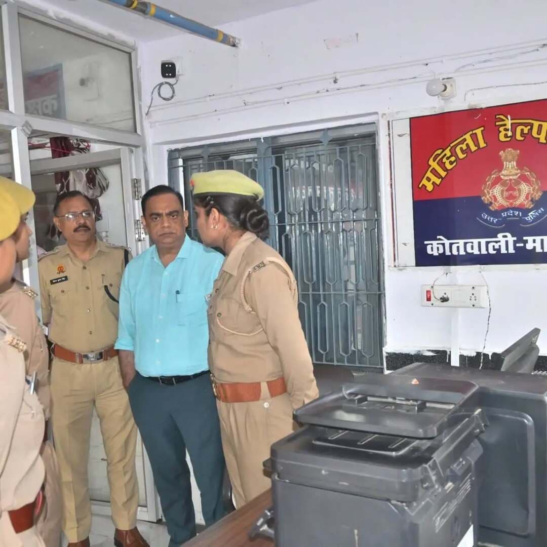 थाना माधौगढ़ में डीएम-एसपी ने परखी व्यवस्थाएं
निर्वाचन से पहले कानून-व्यवस्था को लेकर दिए कड़े निर्देश
उरई/जालौन। सम्पूर्ण थाना समाधान दिवस के बाद जिलाधिकारी समीर और पुलिस अधीक्षक विनय कुमार सिंह ने थाना माधौगढ़ का संयुक्त निरीक्षण किया। अधिकारियों ने थाना परिसर, पुलिस बल, अभिलेख, हवालात, सीसीटीवी, बीट व्यवस्था, महिला हेल्प डेस्क, मिशन शक्ति केंद्र, शौचालय और बैरक की व्यवस्थाएं परखीं। आगामी विधानसभा सामान्य निर्वाचन को देखते हुए कानून-व्यवस्था बनाए रखने और विशेष सतर्कता बरतने के निर्देश दिए।
डीएम ने अपराध नियंत्रण, जनशिकायतों के समयबद्ध निस्तारण और उपलब्ध पुलिस बल के प्रभावी उपयोग के निर्देश दिए। त्योहार रजिस्टर में नवरात्रि व दुर्गा प्रतिमा विसर्जन से संबंधित समितियों, मार्ग, तिथि, समय और वाहनों का विवरण अपडेट करने तथा संवेदनशील स्थलों का पूर्व सत्यापन कराने को कहा। थाना क्षेत्र के 49 ग्राम व 29 ग्राम पंचायतों की संवेदनशीलता और विवाद संभावित स्थलों का विवरण भी अद्यतन रखने के निर्देश दिए।
हिस्ट्रीशीटर पंजिका में 48 हिस्ट्रीशीटर दर्ज मिले। कुछ प्रविष्टियों में जन्मतिथि और फोटो संबंधी कमियां मिलने पर सभी का निर्धारित समय में पुनः सत्यापन कराने तथा निर्वाचन के मद्देनजर उनकी गतिविधियों पर निगरानी रखने के निर्देश दिए गए।
हवालात और थाना परिसर के सभी आठ सीसीटीवी कैमरों को चालू रखने तथा फुटेज सुरक्षित रखने को कहा गया। थाना क्षेत्र के पांच हल्कों और 21 बीट की समीक्षा करते हुए बीट कांस्टेबलों को ग्राम स्तर की घटनाओं, विवादों और संवेदनशील व्यक्तियों की जानकारी नियमित रूप से दर्ज करने तथा गौशाला, विद्यालय और स्वास्थ्य केंद्रों का भ्रमण करने के निर्देश दिए।
निर्वाचन को लेकर संवेदनशील-अतिसंवेदनशील गांवों, मतदान केंद्रों और विवाद संभावित स्थलों का चिन्हांकन, मतदान केंद्रों का भौतिक सत्यापन और सुरक्षा व्यवस्थाओं का आकलन कराने के निर्देश दिए गए।
महिला हेल्प डेस्क व मिशन शक्ति केंद्र में खराब कंप्यूटर को तत्काल ठीक कराने तथा महिला शिकायतों का गोपनीयता और संवेदनशीलता के साथ समयबद्ध निस्तारण सुनिश्चित करने को कहा गया। शौचालयों की साफ-सफाई बेहतर करने और जर्जर बैरक का लोक निर्माण विभाग से तकनीकी परीक्षण कराकर नियमानुसार कार्रवाई करने के निर्देश दिए गए। जर्जर बैरक का उपयोग न करने को भी कहा गया।
इस दौरान उप जिलाधिकारी मनोज प्रकाश, सीओ अम्बुज, प्रभारी थाना निरीक्षक विनोद कुमार मिश्रा सहित अन्य अधिकारी मौजूद रहे।