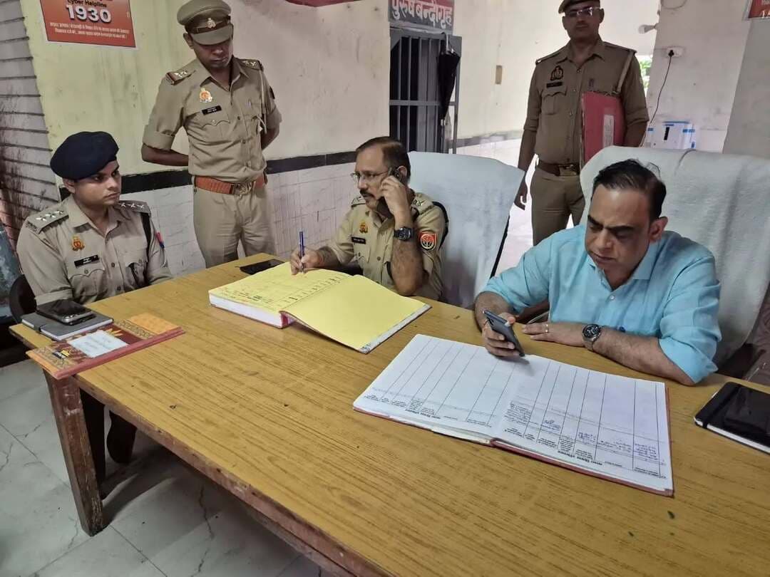 फरियादी नहीं पहुंचे तो डीएम ने खुद संभाली शिकायतों की पड़ताल, फोन पर ली निस्तारण की पुष्टि
उरई/जालौन| माधौगढ़ में सम्पूर्ण थाना समाधान दिवस के दौरान एक भी शिकायत नहीं आई, शिकायतकर्ता की समस्या का वास्तविक और संतोषजनक समाधान मौके पर दिखाई देना चाहिए। सम्पूर्ण थाना समाधान दिवस में जिलाधिकारी समीर व पुलिस अधीक्षक विनय कुमार सिंह ने थाना माधौगढ़ के सभागार में जनशिकायतों की सुनवाई एवं पूर्व में प्राप्त शिकायतों के निस्तारण की स्थिति की समीक्षा की।
समाधान दिवस में कोई भी फरियादी अपनी शिकायत लेकर नहीं पहुंचा। इसके बावजूद जिलाधिकारी ने पूर्व में दर्ज शिकायतों के निस्तारण की वास्तविक स्थिति स्वयं परखी। पूर्व सम्पूर्ण थाना समाधान दिवस में ग्राम हैदरपुरा निवासी शिवराज सिंह ने जलभराव के कारण पुलिया अवरुद्ध होने की शिकायत दर्ज कराई थी। पंजिका में शिकायत का निस्तारण दर्ज पाए जाने पर जिलाधिकारी समीर ने स्वयं शिकायतकर्ता से दूरभाष पर वार्ता कर पूछा कि समस्या का वास्तविक समाधान हुआ है अथवा नहीं।
शिकायतकर्ता ने बताया कि जलभराव की समस्या को दूर कर दिया गया है और अब स्थिति सामान्य है। जिलाधिकारी ने कहा कि जनशिकायतों का निस्तारण केवल पंजिका अथवा पोर्टल पर दर्ज करने तक सीमित नहीं रहना चाहिए, बल्कि शिकायतकर्ता की समस्या का वास्तविक और संतोषजनक समाधान मौके पर दिखाई देना चाहिए। उन्होंने अधिकारियों को निर्देश दिए कि प्रत्येक शिकायत का समयबद्ध एवं गुणवत्तापूर्ण निस्तारण सुनिश्चित करते हुए शिकायतकर्ता से फीडबैक भी लिया जाए। यदि शिकायतकर्ता असंतुष्ट हो तो मामले का पुनः परीक्षण कर प्रभावी समाधान कराया जाए। जिलाधिकारी व पुलिस अधीक्षक ने थाना समाधान दिवस से संबंधित अभिलेखों की समीक्षा करते हुए पुलिस एवं राजस्व अधिकारियों को जनशिकायतों के प्रति संवेदनशीलता के साथ कार्य करने और आपसी समन्वय से समस्याओं का त्वरित समाधान सुनिश्चित करने के निर्देश दिए।
इस अवसर पर उप जिलाधिकारी मनोज प्रकाश, सीओ अम्बुज, प्रभारी थाना निरीक्षक विनोद कुमार मिश्रा आदि अधिकारी मौजूद है।