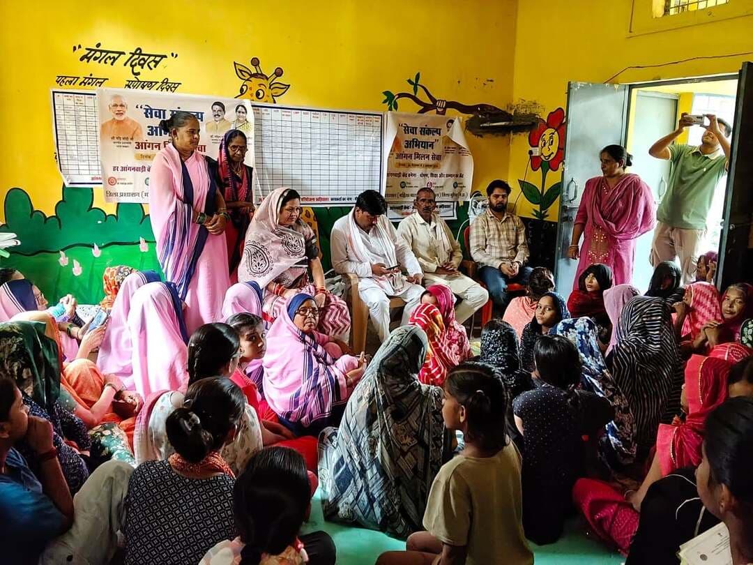 #SevaSankalpAbhiyan के तहत 333 आंगनबाड़ी केन्द्रों पर हुआ ‘आंगनबाड़ी मिलन समारोह’
बच्चों को फल एवं मिठाई वितरित, गर्भवती एवं धात्री माताओं का कराया स्वास्थ्य परीक्षण
सेवा संकल्प अभियान के अंतर्गत कलेक्टर श्री लोकेश कुमार जांगिड़ के निर्देशन एवं जिला कार्यक्रम अधिकारी, महिला एवं बाल विकास श्री ओम प्रकाश पांडे के मार्गदर्शन में परियोजना पोरसा के सभी 333 आंगनबाड़ी केन्द्रों पर ‘आंगनबाड़ी मिलन समारोह’ आयोजित किया गया। समारोह के माध्यम से बच्चों, महिलाओं एवं हितग्राहियों को स्वास्थ्य, पोषण एवं नियमित स्वास्थ्य जांच के प्रति जागरूक करते हुए आंगनबाड़ी केन्द्रों को जनभागीदारी से जोड़ने का संदेश दिया गया।
कार्यक्रम में जनप्रतिनिधियों की उपस्थिति में मुख्यमंत्री के संदेश का वाचन किया गया। इस अवसर पर आंगनबाड़ी केन्द्र परिसरों में वृक्षारोपण कर पर्यावरण संरक्षण का संदेश दिया गया। साथ ही बच्चों को फल एवं मिठाई वितरित की गई। आंगनबाड़ी कार्यकर्ताओं एवं सहायिकाओं द्वारा बच्चों एवं हितग्राहियों को पोषण से संबंधित आवश्यक जानकारी भी दी गई।
समारोह के दौरान उपस्थित गर्भवती एवं धात्री माताओं का स्वास्थ्य परीक्षण कराया गया। स्वास्थ्यकर्मियों द्वारा माताओं एवं बच्चों के स्वास्थ्य, पोषण, स्वच्छता तथा नियमित स्वास्थ्य जांच के महत्व की जानकारी देते हुए आवश्यक परामर्श दिया गया। महिलाओं को गर्भावस्था एवं प्रसव के बाद स्वयं तथा शिशु के स्वास्थ्य का विशेष ध्यान रखने के लिए भी जागरूक किया गया।
कार्यक्रम में आंगनबाड़ी कार्यकर्ता, सहायिका, आशा कार्यकर्ता, जनप्रतिनिधि एवं हितग्राही उपस्थित रहे। आंगनबाड़ी मिलन समारोह के माध्यम से बच्चों एवं महिलाओं के स्वास्थ्य एवं पोषण को लेकर समुदाय की सहभागिता बढ़ाने तथा स्वस्थ एवं सुपोषित परिवार के निर्माण का संदेश दिया गया।
#JansamparkMP #Morena #morena2026 Directorate Women and Child Development, MP Jansampark Madhya Pradesh