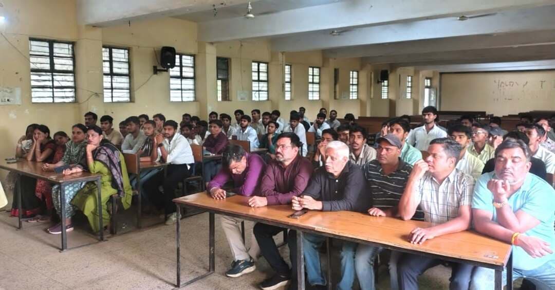 #SewaSankalpAbhiyan के तहत पॉलीटेक्निक कॉलेज में साइबर सुरक्षा पर व्याख्यान
छात्रों को साइबर अपराधों से बचाव के बताए उपाय, चित्रकला प्रतियोगिता के विजेता हुए सम्मानित
सेवा संकल्प अभियान के अंतर्गत शासकीय पॉलीटेक्निक महाविद्यालय, मुरैना में साइबर सुरक्षा विषय पर विशेष व्याख्यान आयोजित किया गया। कार्यक्रम के मुख्य अतिथि ई-दक्ष केन्द्र, जिला ई-गवर्नेंस सोसायटी के वरिष्ठ प्रशिक्षक श्री विज्ञान अग्रवाल ने विद्यार्थियों को साइबर अपराधों, डिजिटल अरेस्ट, फिशिंग, फर्जी लिंक, सोशल मीडिया हैकिंग एवं ऑनलाइन धोखाधड़ी से बचाव के विभिन्न उपायों की जानकारी दी।
श्री अग्रवाल ने विद्यार्थियों को साइबर अपराधों के प्रति सतर्क रहने की समझाइश देते हुए कहा कि किसी भी अनजान व्यक्ति के साथ ओटीपी, पासवर्ड, बैंक खाते से संबंधित जानकारी अथवा निजी जानकारी साझा नहीं करनी चाहिए। उन्होंने स्पष्ट किया कि डिजिटल अरेस्ट जैसी कोई कानूनी व्यवस्था नहीं है। यदि किसी व्यक्ति को संदिग्ध कॉल, संदेश अथवा वीडियो कॉल के माध्यम से डराने या दबाव बनाने का प्रयास किया जाता है, तो घबराने के बजाय तत्काल कॉल काट दें और संबंधित विभाग अथवा संस्था से स्वयं संपर्क कर जानकारी की पुष्टि करें।
कार्यक्रम की अध्यक्षता महाविद्यालय के प्राचार्य श्री मनोज कुमार सक्सेना ने की। उन्होंने कहा कि बदलते तकनीकी परिवेश में विद्यार्थियों के लिए कृत्रिम बुद्धिमत्ता के साथ-साथ साइबर सुरक्षा की जानकारी होना भी आवश्यक है। उन्होंने विद्यार्थियों से तकनीक का उपयोग ज्ञान, नवाचार एवं राष्ट्रहित में करने का आह्वान किया तथा साइबर सुरक्षा के प्रति जागरूक रहकर दूसरों को भी जागरूक करने की बात कही।
इस अवसर पर सेवा संकल्प अभियान के अंतर्गत आयोजित चित्रकला प्रतियोगिताओं के विजेता अंकित, गुलशन कुमार, हरीशचन्द्र प्रजापति, केतन, शिवम शाक्य, संजीव कुमार सोलंकी एवं विवेक प्रजापति को प्रशस्ति पत्र एवं शील्ड प्रदान कर सम्मानित किया गया।
कार्यक्रम में नोडल अधिकारी श्री दिलीप गांगिल एवं श्री कपिल राजे सहित महाविद्यालय के शिक्षकगण एवं विद्यार्थी उपस्थित रहे।
#JansamparkMP #morena2026 #Morena #MadhyaPradesh Jansampark Madhya Pradesh