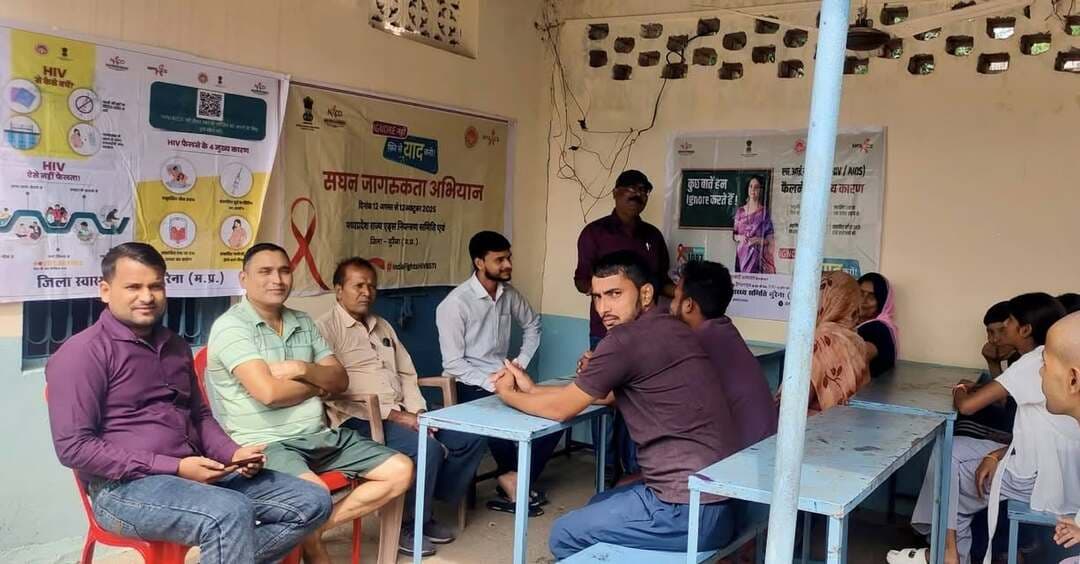 आईसीटीसी जौरा द्वारा गुढ़ा-चंबल एवं खांडोली में एचआईवी, एड्स जागरूकता कार्यशाला आयोजित
घर-घर दस्तक देकर 1097 एवं क्यूआर कोड के माध्यम से एचआईवी जांच के लिए किया प्रेरित
मध्यप्रदेश राज्य एड्स नियंत्रण समिति, भोपाल के तत्वावधान में 12 अगस्त से 12 अक्टूबर 2026 तक चलाए जा रहे सघन जागरूकता अभियान के अंतर्गत देवगढ़ क्षेत्र की ग्राम पंचायत गुढ़ा-चंबल एवं खांडोली में एचआईवी, एड्स जागरूकता कार्यशालाओं का आयोजन किया गया। मुख्य चिकित्सा एवं स्वास्थ्य अधिकारी, मुरैना तथा मुख्य खंड चिकित्सा अधिकारी, सिविल अस्पताल जौरा के मार्गदर्शन में आईसीटीसी जौरा द्वारा आयोजित इन कार्यशालाओं का उद्देश्य समुदाय को एचआईवी, एड्स के प्रति जागरूक करना तथा एचआईवी जांच को लेकर लोगों में व्याप्त झिझक को दूर करना रहा।
कार्यशाला का आयोजन पंचायत भवन गुढ़ा-चंबल तथा शांति पब्लिक हाई स्कूल, खांडोली के परिसर में किया गया। इस दौरान आईसीटीसी परामर्शदाता श्री संदीप सेंगर ने ग्रामीणों, छात्र-छात्राओं एवं किशोर-किशोरियों को एचआईवी संक्रमण के कारणों, बचाव के उपायों तथा आईसीटीसी केंद्र पर उपलब्ध सेवाओं एवं जांच प्रक्रिया की जानकारी दी। उन्होंने बताया कि समय पर जांच एवं आवश्यक परामर्श से एचआईवी संक्रमण की स्थिति में उचित स्वास्थ्य सेवाओं का लाभ लिया जा सकता है।
अभियान के तहत आईसीटीसी टीम द्वारा गांव में घर-घर दस्तक देकर ग्रामीणों से सीधा संवाद किया गया तथा उन्हें समय पर एचआईवी जांच कराने के लिए प्रेरित किया गया। इस दौरान एचआईवी संबंधी जानकारी एवं परामर्श के लिए टोल फ्री हेल्पलाइन 1097 तथा क्यूआर कोड के माध्यम से उपलब्ध सेवाओं की जानकारी भी दी गई। कार्यशाला में अन्य संक्रामक एवं गंभीर बीमारियों के प्रति भी ग्रामीणों को जागरूक किया गया।
कार्यक्रम में खांडोली ग्राम पंचायत के सरपंच श्री नवल सिंह सिकरवार, एएनएम श्रीमती कृष्णा कुशवाहा, शिक्षक श्री राजेश पाराशर, एमपीडब्ल्यू श्री मुन्नालाल पावक, आंगनवाड़ी कार्यकर्ता श्रीमती सुमन सिकरवार एवं श्रीमती शैलेंद्री सिकरवार, आशा कार्यकर्ता श्रीमती कृष्णा सिकरवार सहित बड़ी संख्या में ग्रामीण, विद्यार्थी एवं किशोर-किशोरियां उपस्थित रहे।