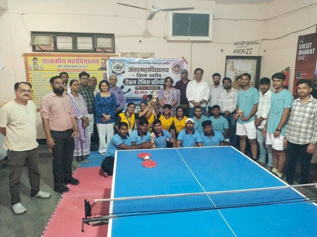 शासकीय महाविद्यालय जौरा में जिला स्तरीय टेबल टेनिस प्रतियोगिता आयोजित
पुरुष वर्ग में शासकीय महाविद्यालय जौरा एवं महिला वर्ग में शासकीय विधि महाविद्यालय मुरैना की टीम रही विजेता
मध्यप्रदेश उच्च शिक्षा विभाग के मार्गदर्शन में जिला स्तरीय टेबल टेनिस प्रतियोगिता का आयोजन शासकीय महाविद्यालय जौरा में उत्साह एवं खेल भावना के साथ किया गया। प्रतियोगिता में जिले के विभिन्न महाविद्यालयों की पुरुष एवं महिला टीमों ने सहभागिता की। प्रतियोगिता के दौरान खिलाड़ियों ने उत्कृष्ट खेल कौशल, अनुशासन, आत्मविश्वास एवं खेल भावना का परिचय दिया।
प्रतियोगिता के पुरुष वर्ग में शासकीय महाविद्यालय जौरा की टीम ने प्रथम स्थान प्राप्त किया, जबकि शासकीय स्नातकोत्तर महाविद्यालय मुरैना की टीम द्वितीय स्थान पर रही। वहीं महिला वर्ग में शासकीय विधि महाविद्यालय मुरैना की टीम ने प्रथम स्थान प्राप्त किया। विजेता टीमों एवं खिलाड़ियों ने अपनी प्रतिभा और उत्कृष्ट प्रदर्शन से प्रतियोगिता में अपनी खेल क्षमता का प्रदर्शन किया।
कार्यक्रम में शासकीय विधि महाविद्यालय मुरैना से डॉ. भावना बघेल, शासकीय स्नातकोत्तर महाविद्यालय मुरैना से श्री नीरज गुर्जर तथा शासकीय महाविद्यालय विजयपुर से डॉ. बृजमोहन शर्मा उपस्थित रहे। अतिथियों ने खिलाड़ियों का उत्साहवर्धन करते हुए कहा कि खेल प्रतियोगिताएं विद्यार्थियों की प्रतिभा को निखारने के साथ-साथ उनमें अनुशासन, प्रतिस्पर्धा की भावना एवं आत्मविश्वास विकसित करने में महत्वपूर्ण भूमिका निभाती हैं।
इस अवसर पर शासकीय महाविद्यालय जौरा के प्राचार्य डॉ. एच. एन. सिंह हाड़ा ने कहा कि खेल विद्यार्थियों के व्यक्तित्व एवं सर्वांगीण विकास का महत्वपूर्ण माध्यम हैं। खेलों के माध्यम से विद्यार्थियों में अनुशासन, नेतृत्व क्षमता, आत्मविश्वास एवं टीम भावना विकसित होती है। उन्होंने कहा कि खेल प्रतियोगिताओं में जीत-हार से अधिक महत्वपूर्ण खेल भावना, अनुशासन और निरंतर प्रयास है। विद्यार्थियों को शिक्षा के साथ-साथ खेल गतिविधियों में भी बढ़-चढ़कर सहभागिता करनी चाहिए, क्योंकि खेल स्वस्थ शरीर के साथ स्वस्थ एवं सकारात्मक व्यक्तित्व के निर्माण में भी महत्वपूर्ण भूमिका निभाते हैं।
प्रतियोगिता के सफल आयोजन में क्रीड़ा प्रभारी प्रो. रमेश कुमार की महत्वपूर्ण भूमिका रही। कार्यक्रम का संचालन डॉ. नीलम राजपूत ने किया तथा आभार प्रदर्शन डॉ. दिनेश कुमार ने किया।
कार्यक्रम में डॉ. सी. पी. विमल, प्रो. अशोक कुमार, प्रो. प्रफुल्ल भौमिक, प्रो. जितेंद्र कुमार साकेत, डॉ. अंकिता मिश्रा, डॉ. सुधीर कुमार पाठक, श्री प्रशांत शर्मा, श्री ब्रजेश कुमार शाक्य, श्री हेमंत पाराशर, श्री राजकुमार सिंह, श्री अरुण एवं श्री आशु सहित महाविद्यालय के अधिकारी-कर्मचारी एवं खिलाड़ी उपस्थित रहे।
प्रतियोगिता के दौरान उपस्थित महाविद्यालयीन स्टाफ एवं खिलाड़ियों ने सभी प्रतिभागी टीमों का उत्साहवर्धन किया। आयोजन का उद्देश्य विद्यार्थियों में खेल प्रतिभा को प्रोत्साहित करना तथा उन्हें उच्च स्तरीय खेल प्रतियोगिताओं के लिए तैयार करना रहा।
#JansamparkMP #Morena #morena2026 #MadhyaPradesh Jansampark Madhya Pradesh