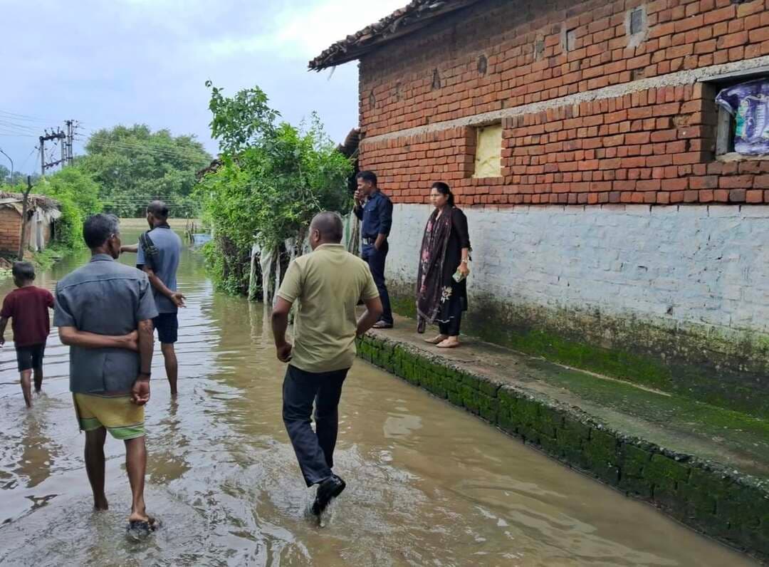 जिले के बाढ़ प्रभावित क्षेत्रों की मदद हेतु पहुंची प्रशासन की टीम
गुरूर तहसील अंतर्गत ग्राम अरकार में भारी बारिश और बाढ़ के कारण जिन परिवारों के घरों में पानी भर गया था, उन्हें सुरक्षित रूप से पंचायत भवन में शिफ्ट कर दिया गया है।
प्रशासन और स्थानीय सहयोग से सभी प्रभावित नागरिकों के लिए आवास और भोजन की उचित व्यवस्था सुनिश्चित की गई है।
🙏 आइए, इस कठिन समय में एक-दूसरे का संबल बनें और हर संभव सहायता पहुँचाएं।
#FloodRelief #balod #CommunitySupport #SocialWork #ReliefCamp