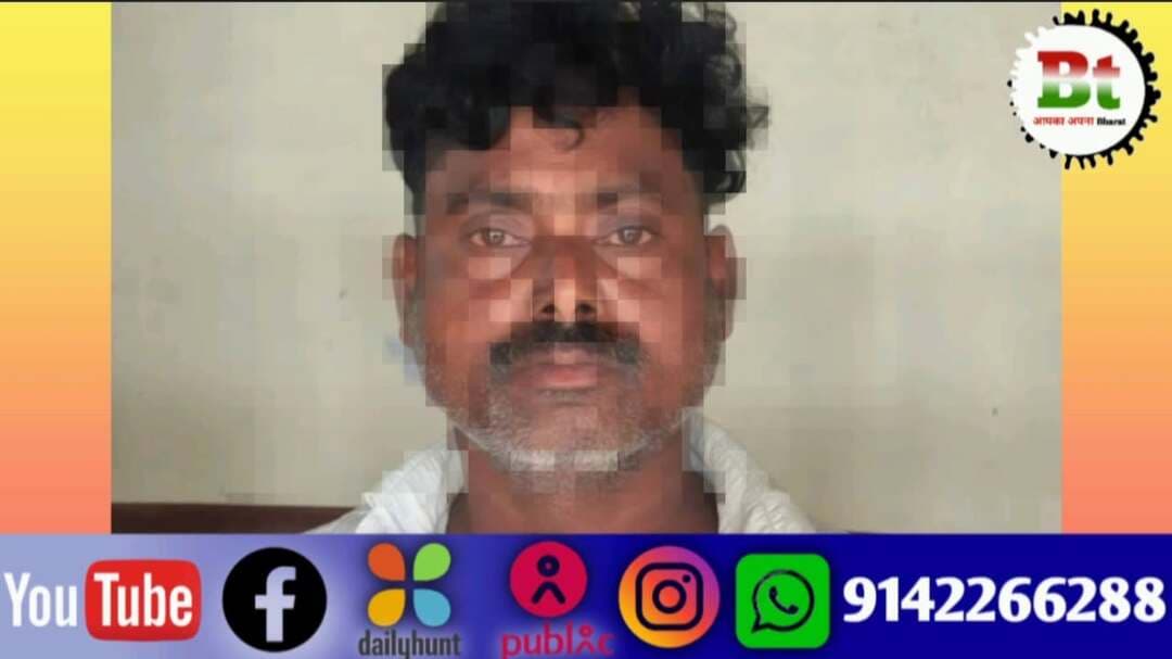 बछवाड़ा थाना पुलिस ने फरार चल रहे तीन वारंटियों को गिरफ्तार कर शनिवार को पूछताछ के बाद उन्हें न्यायिक हिरासत में बेगूसराय भेज दिया है। इन पर मारपीट, महिला से अभद्र व्यवहार, धमकी और दहेज प्रताड़ना के मामले दर्ज थे।
इंस्पेक्टर सह थानाध्यक्ष विकास कुमार राय ने बताया कि मारपीट, महिला से अभद्र व्यवहार और धमकी के मामले में रानी दो पंचायत के बेगमसराय निवासी पच्चु पासवान के पुत्र रामबाबू पासवान और लालबाबू पासवान के पुत्र शंभू पासवान फरार चल रहे थे। जिसे पुलिस ने गिरफ्तार कर लिया।
साथ ही, दहेज प्रताड़ना के मामले में वारंटी बेगमसराय निवासी मोहम्मद मुस्लिम के पुत्र मोहम्मद नईम उर्फ कंगन को भी पकड़ा गया है। सभी गिरफ्तार आरोपियों से पूछताछ के बाद उन्हें न्यायिक हिरासत में बेगूसराय भेजा गया।