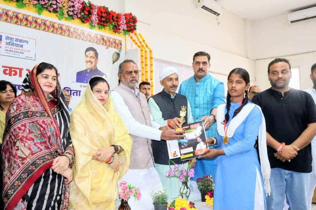 ‘मेरे सपनों का भारत’ प्रतियोगिता में युवा प्रतिभाओं ने दिखाई रचनात्मकता
सेवा-संकल्प अभियान के तहत आयोजित कार्यक्रम में मंत्री श्री नारायण सिंह कुशवाह ने प्रतिभागियों का किया उत्साहवर्धन
शिक्षा नगर स्थित शासकीय बालक उच्चतर माध्यमिक विद्यालय में सेवा-संकल्प अभियान के अंतर्गत “मेरे सपनों का भारत” राष्ट्रीय चित्रकला एवं भाषण प्रतियोगिता का आयोजन किया गया। कार्यक्रम में सामाजिक न्याय एवं दिव्यांगजन सशक्तिकरण, उद्यानिकी तथा खाद्य प्रसंस्करण मंत्री श्री नारायण सिंह कुशवाह ने सहभागिता कर उपस्थित जनसमुदाय को संबोधित किया। कार्यक्रम के दौरान मंत्री श्री कुशवाह ने प्रतिभाशाली छात्राओं को प्रमाण-पत्र प्रदान कर उनका उत्साहवर्धन किया। उन्होंने विद्यार्थियों की रचनात्मकता, प्रतिभा तथा भारत के उज्ज्वल भविष्य को लेकर उनके विचारों की सराहना की।
इस अवसर पर कहा गया कि इस प्रकार के आयोजन युवा प्रतिभाओं को अपनी कल्पनाओं और विचारों को अभिव्यक्त करने का मंच प्रदान करते हैं। साथ ही, विद्यार्थियों को राष्ट्र निर्माण के संकल्प से जुड़ने तथा विकसित भारत की परिकल्पना को समझने का अवसर भी मिलता है।
कार्यक्रम में भाजपा जिला अध्यक्ष श्री जयप्रकाश राजौरिया, जिला पंचायत अध्यक्ष श्रीमती दुर्गेश कुंवर, जिला पंचायत उपाध्यक्ष श्रीमती प्रियंका सिंह, श्री संजीव बोहरे, श्री गौरव बाजपेयी, श्री शैलेन्द्र सिकरवार, श्री अरुण बाजपेयी, श्री योगेन्द्र तोमर एवं श्री आशीष प्रताप सिंह राठौर सहित अन्य गणमान्यजन उपस्थित रहे।
कार्यक्रम में विद्यार्थियों ने “मेरे सपनों का भारत” विषय के माध्यम से भारत के विकास, आत्मनिर्भरता और उज्ज्वल भविष्य से जुड़ी अपनी कल्पनाओं एवं विचारों को चित्रकला और भाषण के माध्यम से प्रस्तुत किया।
#gwalior
PRO Gwalior
Jansampark Madhya Pradesh
CM Madhya Pradesh