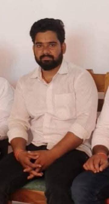 रामगढ़ आर्मी जवान हत्याकांड: 20 हजार का इनामी फरार आरोपी ने किया सरेंडर
कैमूर पुलिस की सख्ती के बाद रामगढ़ में आर्मी जवान शत्रुघ्न यादव हत्याकांड के फरार 20 हजार के इनामी आरोपी दिलीप यादव ने कोर्ट में सरेंडर कर दिया।