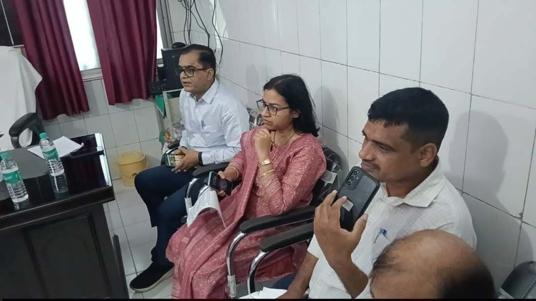 मोहनिया GNM मारपीट मामले में जांच टीम पहुंची अस्पताल
मोहनिया में जीएनएम मारपीट मामले में गठित जांच टीम अनुमंडल अस्पताल पहुंची। टीम पूरे मामले की जांच कर अपनी रिपोर्ट एसडीएम को सौंपेगी।