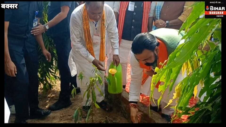 वामन द्वादशी पर बक्सर पहुँचे मुख्यमंत्री सम्राट चौधरी": भगवान वामन का पूजन कर लिया आशीर्वाद, भाजपा कार्यालय में कार्यकर्ताओं संग रोपा रुद्राक्ष