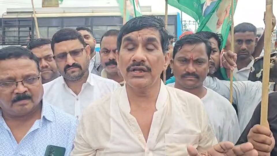 कोडरमा: राजद झारखंड प्रदेश के आह्वान पर 26 सितंबर को झुमरीतिलैया के सुभाष चौक पर कार्यकर्ताओं ने मुख्य चुनाव आयुक्त ज्ञानेश कुमार का पुतला दहन किया। इस दौरान ‘वोट चोर गद्दी छोड़’ और ‘लोकतंत्र लूट बंद करो’ के नारे लगाए गए। पूर्व प्रत्याशी सुभाष प्रसाद यादव ने मतदाता सूची और चुनाव प्रक्रिया में पारदर्शिता की मांग की।