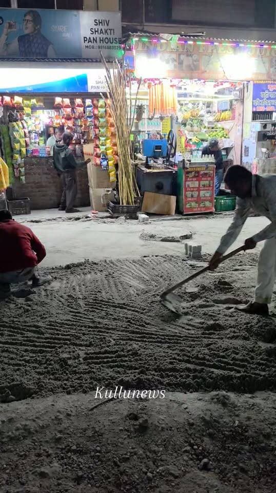 बस स्टैंड मे आज से पेबर लगाना शुरू जल्द से जल्द लोगों को मिलेगी इस रोड की सुविधा