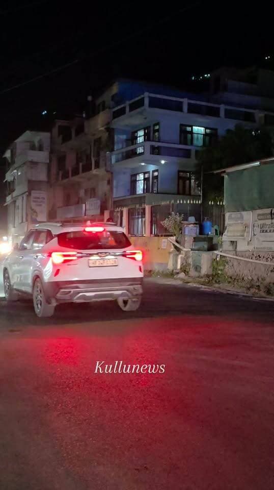 कुल्लू पुलिस ने ढालपुर में लगाया नाका
शराब पीकर वाहन चलाने वालो की हो रही जांच