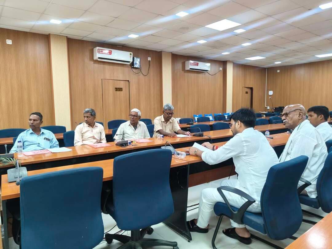 जिला पदाधिकारी सह जिला निर्वाचन पदाधिकारी श्री शेखर आनंद के निर्देशानुसार आज दिनांक 26 सितंबर 2026 को अपर समाहर्ता की अध्यक्षता में कलेक्ट्रेट स्थित 'मंथन सभागार' में एक समीक्षा बैठक का आयोजन किया गया। उक्त बैठक बिहार विधान परिषद के कोसी स्नातक निर्वाचन क्षेत्र चुनाव 2026 की तैयारियों को लेकर आयोजित की गई थी, जिसमें मान्यता प्राप्त राजनीतिक दलों के प्रतिनिधियों, मीडियाकर्मियों और उप निर्वाचन पदाधिकारी सहित कई वरिष्ठ अधिकारी उपस्थित रहे।
Information & Public Relations Department, Government of Bihar
Chief Electoral Officer, Bihar
CMO Bihar
#samratchoudhary
#CMSamrat