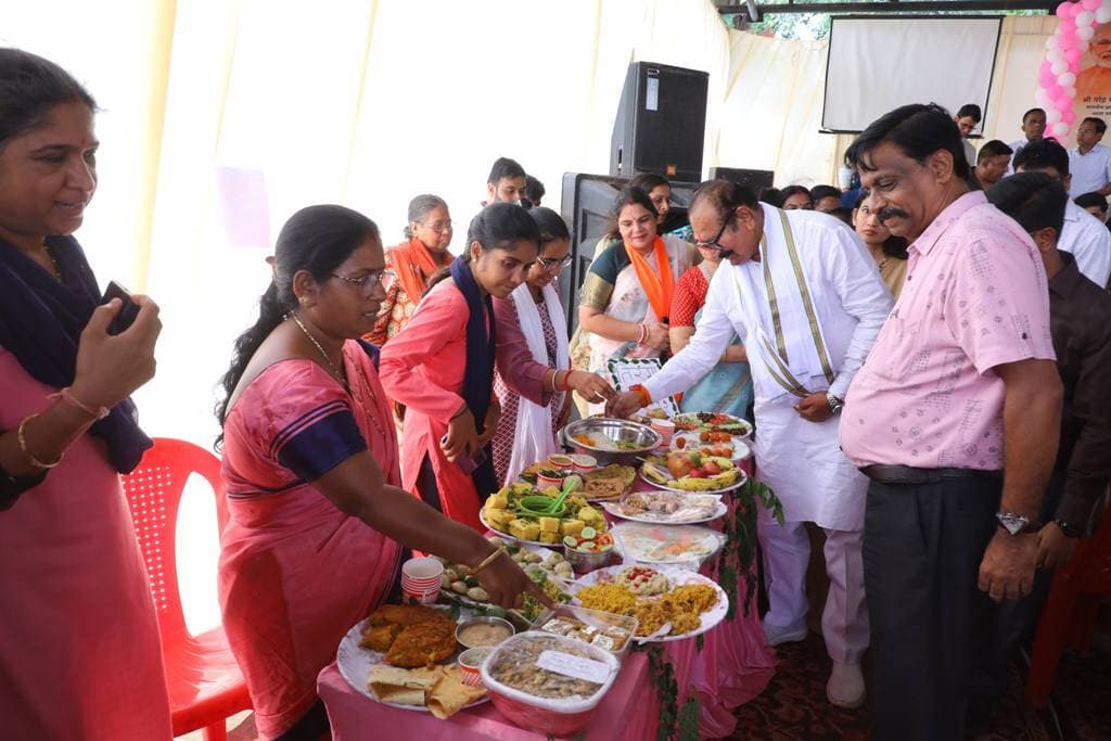 सेवा संकल्प अभियान के तहत आंगन मिलन सेवा में सजी पोषण प्रदर्शनी, स्थानीय पौष्टिक व्यंजनों से दिया सुपोषण का संदेश
26 सितंबर 2026।
सेवा संकल्प अभियान के अंतर्गत महिला एवं बाल विकास विभाग द्वारा वार्ड क्रमांक-6, मांगलिक भवन, इंदिरा नगर, नीमच में आंगन मिलन सेवा का जिला स्तरीय कार्यक्रम आयोजित किया गया। कार्यक्रम में जनप्रतिनिधियों एवं अधिकारियों ने सहभागिता करते हुए आंगनवाड़ी कार्यकर्ताओं द्वारा आयोजित विभिन्न गतिविधियों का अवलोकन किया।कार्यक्रम में आयोजित पोषण प्रदर्शनी में आंगनवाड़ी कार्यकर्ताओं द्वारा स्थानीय एवं पौष्टिक खाद्य सामग्री से तैयार किए गए विभिन्न प्रकार के व्यंजन प्रदर्शित किए गए। प्रदर्शनी में अमेरिकन भुट्टे के रोस्टेड व्यंजन, बेसन के लड्डू, अंकुरित चने, मूंग-परमल के लड्डू, भुट्टे की खीर, अंकुरित अनाज से बनी चाट, मूंगफली एवं तिल की चक्की, मुनगा के पराठे, भुट्टे की भुजिया, पौष्टिक खिचड़ी, सोया पुलाव, तिरंगा इडली, मूंगफली की बर्फी, सूरजना के पराठे तथा गेहूं-चना सत्तू विशेष आकर्षण का केंद्र रहे।
आंगनवाड़ी कार्यकर्ताओं ने इन व्यंजनों को तैयार करने की विधि एवं उनमें मौजूद पोषक तत्वों की जानकारी अतिथियों को दी। उन्होंने बताया कि स्थानीय स्तर पर आसानी से उपलब्ध मोटे अनाज, दाल, अंकुरित अनाज, हरी सब्जियां, तिल, मूंगफली एवं अन्य खाद्य सामग्री का उपयोग कर स्वादिष्ट एवं पौष्टिक व्यंजन तैयार किए जा सकते हैं।
मुख्य अतिथि विधायक श्री दिलीप सिंह परिहार सहित नगर पालिका अध्यक्ष श्रीमती स्वाति चोपड़ा, जिला पंचायत सीईओ श्री अमन वैष्णव, पार्षद श्री धारा सिंह यादव, जिला अध्यक्ष श्रीमती वंदना खंडेलवाल एवं अन्य अतिथियों ने प्रदर्शनी का अवलोकन किया तथा विभिन्न व्यंजनों का स्वाद लेकर आंगनवाड़ी कार्यकर्ताओं के प्रयासों की सराहना की।
प्रदर्शनी के माध्यम से पोषणयुक्त आहार को दैनिक जीवन में अपनाने और स्वस्थ एवं सुपोषित परिवारों के निर्माण का संदेश दिया गया।
CM Madhya Pradesh
Jansampark Madhya Pradesh
Department Of Women Child Development, Madhya Pradesh
#सेवा_संकल्प_अभियान #आंगनमिलनसेवा #नीमच #SevaSankalpAbhiyan