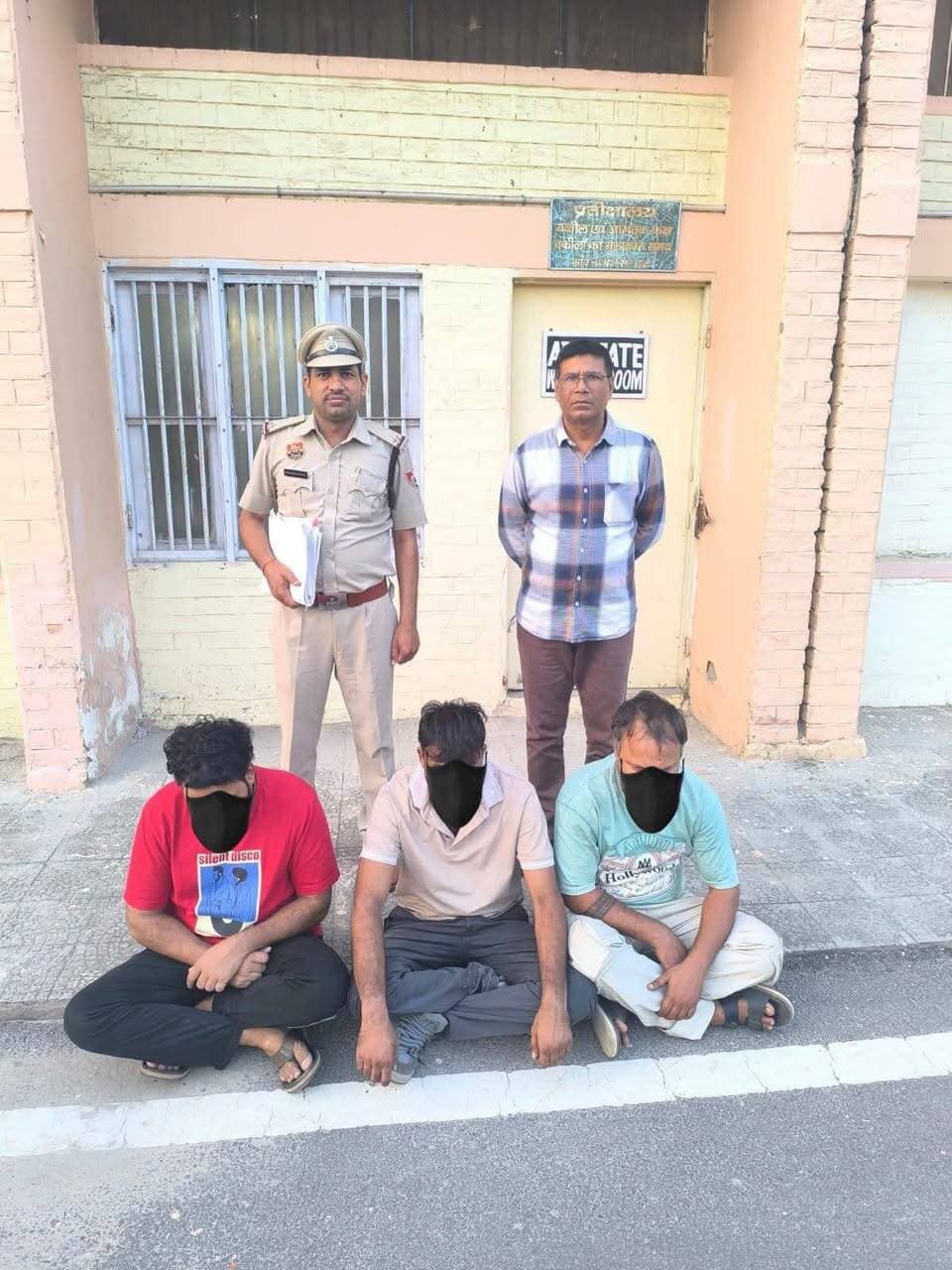 चोरी की 3 मोटरसाइकिल बरामद, 3 वाहन चोर गिरफ्तार:पुलिस प्रवक्ता
फरीदाबाद:26 सितंबर।
Aonenews अरविन्द बक्शी
फरीदाबाद पुलिस की अपराध शाखाओं की टीमों ने वाहन चोरी के अलग-अलग मामलों में कार्रवाई करते हुए 3 आरोपितों को गिरफ्तार किया है, जिनसे चोरी की 3 मोटरसाइकिल बरामद की गई हैं।
पुलिस प्रवक्ता ने बताया कि अपराध शाखा सेक्टर-56 ने थाना तिगांव के एक मोटरसाइकिल चोरी के मामले में सुंदर वासी गांव डीग फरीदाबाद को मेट्रो फ्लैट्स सेक्टर-56 से गिरफ्तार कर चोरीशुदा मोटरसाइकिल बरामद की है।
इसी प्रकार अपराध शाखा सेक्टर-85 की टीम ने थाना शहर बल्लभगढ के एक वाहन चोरी मामले में विकास वासी गांव जैतपुर दिल्ली को पुराना पल्ला पुल से गिरफ्तार कर एक मोटरसाइकिल बरामद की है वहीं अपराध शाखा सेक्टर-16 ने थाना खेडीपुल के एक वाहन चोरी के मामले में सचिन वासी भारत कालोनी फरीदाबाद को बाईपास रोड सेक्टर-17 से गिरफ्तार कर चोरीशुदा मोटरसाईकिल को बरामद किया है।
उन्होंने बताया कि अपराध शाखाओं की टीम ने इस प्रकार 3 मामलों का खुलासा करते हुए 3 मोटरसाइकिल बरामद की है, सभी आरोपितों को न्यायिक हिरासत में भेज दिया गया है।
**
शेयर मार्केट में अधिक मुनाफे का झांसा देकर ₹9.66 लाख की साइबर ठगी, एक और आरोपी गिरफ्तार,
खाता में आये थे ठगी के 2 लाख रुपये, अब तक 10 आरोपी गिरफ्तार
फरीदाबाद: साइबर थाना NIT की टीम ने शेयर मार्केट में निवेश के नाम पर ₹9.66 लाख की साइबर ठगी के मामले में एक और आरोपी को गिरफ्तार किया है। गिरफ्तार आरोपी की पहचान सोमपाल(35) वासी बरेली उत्तर प्रदेश के रुप में हुई है।
पुलिस प्रवक्ता अनुसार ग्रीन फील्ड कॉलोनी, सेक्टर-43 निवासी एक व्यक्ति ने पुलिस को शिकायत दी थी कि 8 अक्टूबर 2025 को उसे विदेशी नंबर से WhatsApp कॉल आई। कॉल करने वाली महिला ने स्वयं को Mew Wealth Private Limited का सहायक बताते हुए शेयर मार्केट में निवेश कर कम समय में अधिक मुनाफा कमाने का झांसा दिया। इसके बाद अलग-अलग UPI आईडी एवं बैंक खातों में अक्टूबर 2025 के दौरान शिकायतकर्ता से कुल ₹9,66,000 ट्रांसफर करवा लिए गए। मामले में साइबर थाना NIT में केस दर्ज कर जांच की गई।
जांच में सामने आया कि जिस खाता में ठगी के रुपये आये थे उसका एक्सेस आरोपित सोमपाल के पास था। जिसमें सोमपाल ने अपनी ई-मेल आई-डी दे रखी थी। यह खाता एक फर्म Kumarto Soft Developed Pvt. limited का करंट खाता है। जिसमें ठगी के 2 लाख रुपये आये थे। आरोपित MBA पास है जिस पर पूर्व में दिल्ली में भी साइबर ठगी का एक मामला दर्ज है। मामले में अब तक 10 आरोपितों को गिरफ्तार किया जा चुका है। आरोपी सोमपाल को माननीय न्यायलय में पेश कर जेल भेजा गया है।
मर्चेंट नेवी में नौकरी दिलाने के नाम पर 2,80,000 रुपये की ठगी, मास्टरमाइंड सहित 2 कॉलर गिरफ्तार, साइबर थाना NIT की कार्रवाई,
फरीदाबाद- फरीदाबाद पुलिस द्वारा साइबर अपराधियों पर लगातार कार्रवाई की जा रही है, जिस पर मर्चेंट नेवी में नौकरी दिलाने के नाम पर 2,80,000 रुपये की साइबर ठगी करने के मामले में कार्रवाई करते हुये साइबर थाना NIT की टीम ने अशोक जैन, विक्रम व पुष्पेंद्र वासी जयपुर राजस्थान को गिरफ्तार किया है।
पुलिस प्रवक्ता अनुसार गांधी कालोनी फरीदाबाद वासी एक व्यक्ति ने साइबर थाना NIT में दी अपनी शिकायत में बताया कि उसने मर्चेंट नेवी में नौकरी के लिए DG वेबसाइट पर अपने डॉक्यूमेंट्स अपलोड किये थे। जिसके बाद 8 अक्टूबर 2025 को उसके व्हॉट्सएप पर एक अंजान नंबर से कॉल आई जिसने अपने आप को कैप्टन बताया और कहा की आपके डॉक्यूमेंट्स हमने देख लिए है इस तरह कथित कैप्टन ने शिकायतकर्ता को अपने झांसे में ले लिया और नौकरी लगाने के नाम पर उससे 2,80,000 रुपये ट्रांसफर करवा लिए, जिसके बाद उसे कोई पैसा वापस नही मिला जिस शिकायत पर साइबर थाना NIT में संबंधित धाराओं में मामला दर्ज किया गया।
पूछताछ में सामने आया कि विक्रम व पुष्पेंद्र कॉलर का काम करते थे। आरोपितों ने फेसबुक फर मर्चेंट नेवी में नौकरी दिलाने के लिए एक पैज भी बनाया हुआ था। जिस क्लिक करते ही उनके व्हॉट्सएप पर क्वेरी आ जाती थी, जिसके बाद व्यक्ति से वहॉट्सएप कॉल की जाती थी। आरोपी अशोक मास्टरमाइंट है जो पहले मर्चेंट नेवी में नौकरी कर चुका है, और जिसने पुर्व में जयपुर में मर्चेंट नेवी के कोर्स के लिए अकादमी भी खोल रखी थी। वहीं पर तीनों आरोपितों की आपस में मुलाकात हुई थी। तीनों आरोपित ग्रेजुएट है। तीनों आरोपितों को माननीय न्यायलय में पेश कर अशोक को 3 दिन के रिमांड, विक्रम व पुष्पेंद्र को जेल भेजा गया है।
