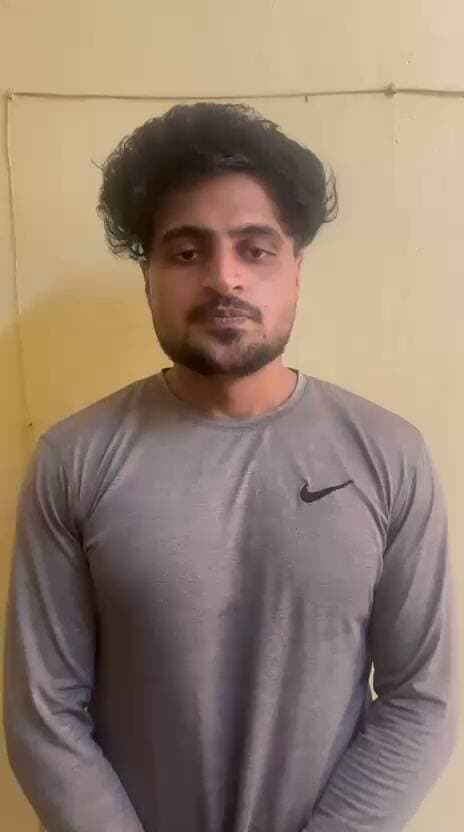 'सेवा संकल्प अभियान' : 'कहानी बदलाव की'
*हरियाणा सरकार की सक्षम योजना से मिली आर्थिक मदद से नीतीश की प्रतियोगी परीक्षाओं की तैयारी की राह हुई आसान
Aonenews अरविन्द बक्शी
भत्ते से किताबें और परीक्षा फॉर्म भरने का खर्च हो रहा पूरा*
आर्थिक रूप से आत्मनिर्भर बनकर आगे बढ़ रहा गुलावद का नीतीश
*- योजना से मिली सहायता ने नीतीश की परिवार पर निर्भरता की चिंता की कम*
*- नीतीश ने जिला रोजगार विभाग और हरियाणा सरकार का जताया आभार
सरकार की जनकल्याणकारी योजनाएं जब जरूरतमंद युवाओं तक पहुंचती हैं तो उनके जीवन में सकारात्मक बदलाव देखने को मिलता है। ऐसी ही एक सफलता की कहानी गांव गुलावद निवासी नीतीश की है, जो रोजगार कार्यालय होडल के माध्यम से सक्षम योजना से पंजीकृत हैं। योजना के तहत उन्हें हर महीने भत्ता प्राप्त हो रहा है, जिससे उन्हें अपनी पढ़ाई और प्रतियोगी परीक्षाओं की तैयारी में आर्थिक सहायता मिल रही है।
नीतीश बताते हैं कि वह प्रतियोगी परीक्षाओं की तैयारी कर रहे हैं और बेहतर भविष्य के लिए लगातार मेहनत कर रहे हैं। पढ़ाई के दौरान किताबें खरीदने, अध्ययन सामग्री जुटाने तथा प्रतियोगी परीक्षाओं के आवेदन फॉर्म भरने जैसे छोटे-छोटे खर्च भी उनके लिए महत्वपूर्ण होते हैं। ऐसे में सक्षम योजना के तहत मिलने वाला मासिक भत्ता उनके लिए काफी उपयोगी साबित हो रहा है। उन्होंने बताया कि पहले किताबें खरीदने या प्रतियोगी परीक्षा का फॉर्म भरने के लिए उन्हें परिवार के सदस्यों पर निर्भर रहना पड़ता था। अब योजना के माध्यम से मिलने वाली आर्थिक सहायता से वह अपनी जरूरत के कई खर्च स्वयं पूरे कर लेते हैं। इससे न केवल उनका आत्मविश्वास बढ़ा है, बल्कि पढ़ाई पर ध्यान केंद्रित करने में भी मदद मिल रही है।
नीतीश का कहना है कि सरकार की इस पहल ने उन्हें यह महसूस कराया है कि मेहनत और सही अवसर के साथ युवा अपने सपनों को पूरा करने की दिशा में आगे बढ़ सकते हैं। वह प्रतियोगी परीक्षाओं की तैयारी को लेकर गंभीर हैं और भविष्य में एक अच्छी नौकरी हासिल कर अपने परिवार का सहारा बनना चाहते हैं।
उन्होंने कहा कि सक्षम योजना से मिलने वाला भत्ता उनके लिए केवल आर्थिक सहायता नहीं, बल्कि आगे बढ़ने का एक साधन है। इस सहायता से वह अपनी पढ़ाई से जुड़े जरूरी खर्चों को पूरा कर पा रहे हैं और किसी पर पूरी तरह निर्भर नहीं रहना पड़ता।
नीतीश ने सक्षम योजना का लाभ दिलाने के लिए जिला रोजगार विभाग तथा हरियाणा सरकार का धन्यवाद किया। उन्होंने कहा कि युवाओं को शिक्षा, कौशल और रोजगार की दिशा में आगे बढ़ाने वाली ऐसी योजनाएं उनके लिए काफी मददगार हैं। उन्हें उम्मीद है कि इसी तरह मेहनत करते हुए वह अपने लक्ष्य को हासिल करेंगे और आने वाले समय में अपने परिवार व क्षेत्र का नाम रोशन करेंगे।