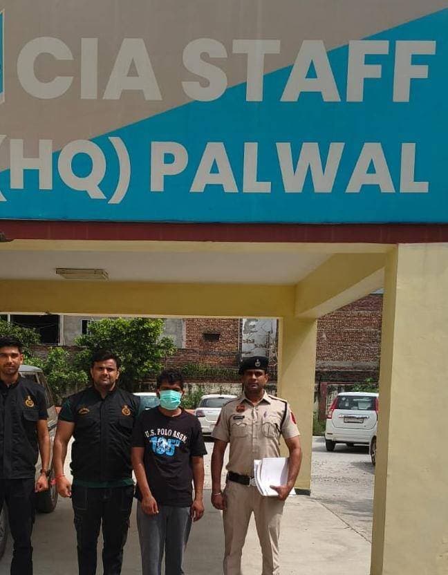 क्राइम ब्रांच पलवल की कार्यवाही: एटीएम कार्ड बदलकर धोखाधड़ी करने वाले गिरोह का दूसरा आरोपी कृष्ण किया गिरफ्तार, पुलिस रिमांड पर लिया।
Aonenews अरविन्द बक्शी
पलवल: पुलिस अधीक्षक पलवल दीप्ति गर्ग, आईपीएस के दिशा-निर्देशानुसार कार्रवाई करते हुए सीआईए स्टाफ पलवल की टीम ने रेलवे रोड स्थित एटीएम मशीन पर धोखाधड़ी कर एटीएम कार्ड बदलने और रुपये निकालने के मामले में दूसरे आरोपी को गिरफ्तार करने में सफलता हासिल की है।
मामले की जानकारी देते हुए सीआईए स्टाफ पलवल प्रभारी निरीक्षक जगमिंदर सिंह ने बताया कि शिकायतकर्ता राम मंडल निवासी हथीन मोड, पलवल ने थाना कैम्प पलवल में शिकायत दर्ज कराई थी कि 14 अगस्त 2026 की रात रेलवे रोड स्थित एटीएम मशीन से रुपये निकालते समय आरोपियों ने झांसा देकर उनका एटीएम कार्ड बदल लिया और खाते से 29,000 रुपये निकाल लिए। जिस पर थाना कैम्प में अभियोग दर्ज कर तफ्तीश शुरू की गई।
मामले की जांच के दौरान सीआईए स्टाफ पलवल की टीम ने पूर्व में मुख्य आरोपी सुखराम उर्फ लड्डू निवासी गांव बढ़राम को फरीदाबाद से काबू कर गिरफ्तार किया था। सुखराम के कब्जे व निशांदेही पर उसके हिस्से में आए रुपयों में से 7,000 रुपये बरामद कर उसे न्यायिक हिरासत में जेल भेजा जा चुका है।
इसी कड़ी में आगे कार्रवाई करते हुए पुलिस टीम ने 25 सितंबर 2026 को गुप्त सूचना के आधार पर धोखाधड़ी की इस वारदात में शामिल दूसरे आरोपी कृष्ण पुत्र योगेन्द्र उर्फ सुरेश निवासी गांव बढ़राम, थाना चान्दहट, जिला पलवल को भी गिरफ्तार कर लिया है।
पुलिस टीम द्वारा आरोपी को माननीय अदालत में पेश कर धोखाधड़ी के रुपये व एटीएम कार्ड की बरामदगी तथा जिले में हुई अन्य संभावित वारदातों के संबंध में पूछताछ के लिए 1 दिन के पुलिस रिमांड पर लिया गया है। मामले की गहनता से जांच जारी है।
#palwalpolice
#Policenews