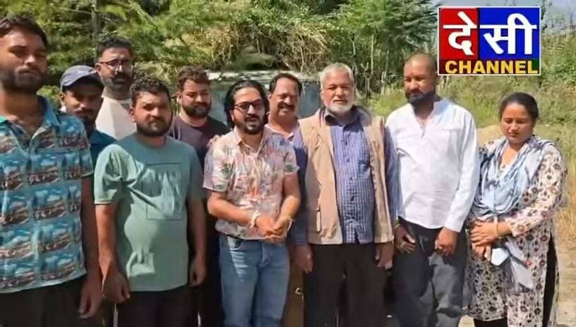 गौ सेवा रक्षा दल कुल्लू का धाम अभियान लगातार जारी
गौ सेवा रक्षा दल कुल्लू की ओर से गौ धन के लिए धाम यानी घास उपलब्ध करवाने का अभियान लगातार जारी है। यह अभियान दानी सज्जनों, गौ भक्तों और गौ सेवकों के सहयोग एवं सहभागिता से चलाया जा रहा है।
आज दाना भाई वाशिंग द्वारा गौ सेवा रक्षा दल कुल्लू के माध्यम से गौ धन के लिए घास यानी धाम प्रदान की गई। इस सेवा अभियान में सहयोग देने वाले सभी दानी सज्जनों और गौ सेवकों का गौ सेवा रक्षा दल कुल्लू के अध्यक्ष शेरा नेगी ने आभार व्यक्त किया।
इस अभियान में गीता ठाकुर, गोयल ठाकुर (चंबा), सुनील कुमार (जम्मू), निखिल कुमार (जम्मू), अंचल (जम्मू), गौ सेवक कृष्ण नेगी, ललित शर्मा, छापे राम नेगी, अजय शर्मा, बोनी, सोनी, भूपेंद्र ठाकुर, अमन ठाकुर, चन्द्र ठाकुर, बेली राम, तरुण कुमार, तुलसी देवी, चन्द्रा महंत, पूर्ण चंद, पिंकू भंडारी, हुक्म राम, अमर भंडारी, अमर ठाकुर, अजय, अमन, लव कुश, कमलेश ठाकुर, टिकम राम, राम राज महंत, सचिन सूद, सतीश राणा, नीटू राम, आशु, भवानी दत्त, आलू, खूब राम, किशन सिंह, मन्नत नेगी, प्रदीप ठाकुर, कर्म सिंह, सुमन सूद, कातु राम, नीरज कुमार, रोशन कुमार, सुभाष, जतिन ठाकुर, दास, देव राज, चुनी महंत, गुलाब बिष्ट, रोहित बिष्ट और गिरिराज बिष्ट सहित अनेक दानी सज्जनों एवं गौ सेवकों का सहयोग मिल रहा है।
गौ सेवा रक्षा दल कुल्लू के अध्यक्ष शेरा नेगी ने सभी दानी सज्जनों, गौ भक्तों और गौ सेवकों का हृदय से आभार व्यक्त करते हुए कहा कि इसी सहयोग से गौ धन की सेवा का यह अभियान लगातार आगे बढ़ रहा है।