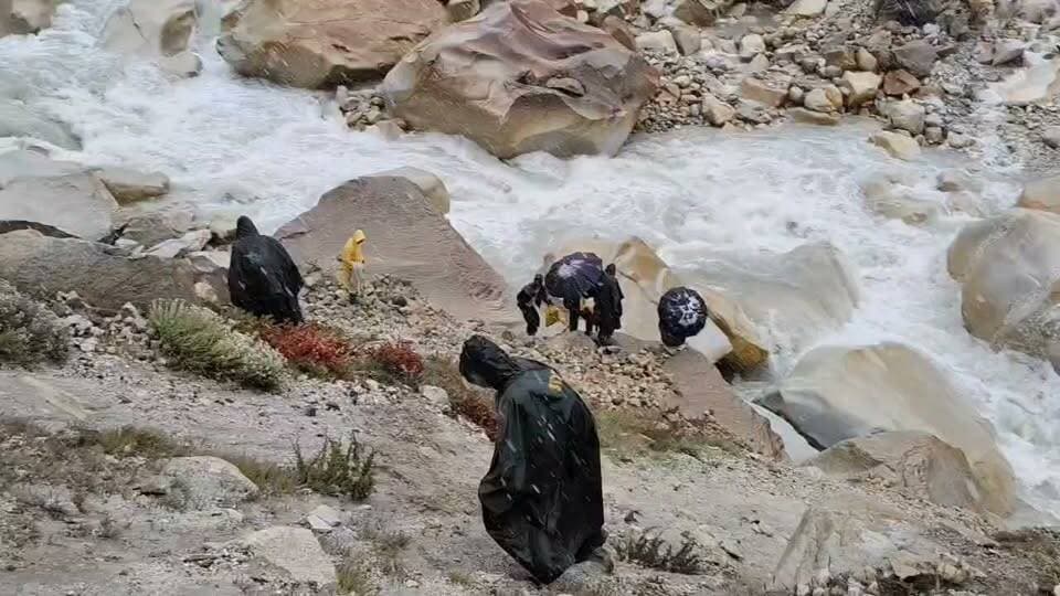 🅱️IG 🅱️REAKING:: गंगोत्री-गौमुख मार्ग पर 130 मीटर गहरी खाई में गिरा महाराष्ट्र का पर्यटक, SDRF ने संभाला मोर्चा—नदी में लापता राम कुमार की तलाश जारी - Bahadrabad News
================
_*पूरी ख़बर पढ़ने के लिए नीचे दी गई ब्लू लाइन पर क्लिक करें।*_
👇👇
https://bahadrabadnews.com/🅱️ig-🅱️reaking-maharashtra-tourist-fell-into-130-meter-deep-ditch-on-gangotri-gaumukh-road-sdrf-takes-charge-search-continues-for-ram-kumar-missing-in-the-river/
*"बहादराबाद न्यूज़/ की खबरे व्हाट्सएप पर पाने के 👇लिए ग्रुप से जुड़े.. क्लिक करे!*
https://chat.whatsapp.com/JRJhdKtAfvYEyJxTAHmU0W
=================
_*News by -SHAJAD ALI*_
