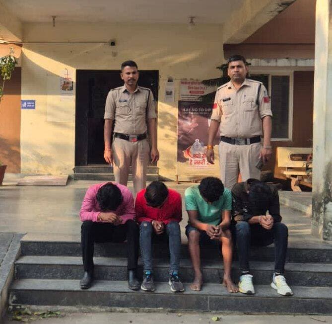 विसर्जन ड्यूटी के दौरान हुड़दंग और विवाद, चार लोगों पर पुलिस की कार्रवाई
देवास। शहर में त्योहारों के दौरान शांति एवं कानून व्यवस्था बनाए रखने के लिए देवास पुलिस ने सार्वजनिक स्थान पर हंगामा और विवाद करने वाले चार लोगों के खिलाफ प्रतिबंधात्मक कार्रवाई की है। कोतवाली पुलिस ने चारों को हिरासत में लेकर एसडीएम न्यायालय, देवास के समक्ष पेश किया।
पुलिस के अनुसार रात्रि गश्त एवं गणेश विसर्जन ड्यूटी के दौरान कुछ लोगों द्वारा सार्वजनिक स्थान पर हंगामा, गाली-गलौज और आपसी विवाद करने की सूचना मिली थी। पुलिस टीम मौके पर पहुंची और संबंधित लोगों को समझाइश दी, लेकिन वे विवाद करने पर आमादा रहे। स्थिति को देखते हुए पुलिस ने लोक शांति भंग होने की आशंका में चारों को हिरासत में लिया।
पुलिस ने भारतीय नागरिक सुरक्षा संहिता (BNSS) की धारा 170, 126 एवं 135(3) के तहत प्रतिबंधात्मक कार्रवाई करते हुए इस्तगासा क्रमांक 135/2026 एवं 136/2026 तैयार किया और चारों को एसडीएम न्यायालय में पेश किया।
कार्रवाई में कान्हा उर्फ कपिल पिता किशन हरगोडे (28), रोहन पिता रामकृष्ण बैरागी (24), अमन पिता बहादुर चौधरी (22) और कोमल पिता गिरवर सिंह राजावत (50), सभी निवासी देवास शामिल हैं।
यह कार्रवाई पुलिस अधीक्षक देवास पुनीत गेहलोद के निर्देशन एवं अतिरिक्त पुलिस अधीक्षक के मार्गदर्शन में की गई। कार्रवाई में कोतवाली थाना प्रभारी निरीक्षक शशिकांत चौरसिया, प्रधान आरक्षक वीरेंद्र राजपूत और गोपाल दोहरे की भूमिका रही।
देवास पुलिस ने लोगों से अपील की है कि त्योहारों को शांति, सौहार्द और मर्यादा के साथ मनाएं। किसी भी तरह के हुड़दंग या संदिग्ध गतिविधि की सूचना तत्काल डायल 112 पर दें।
