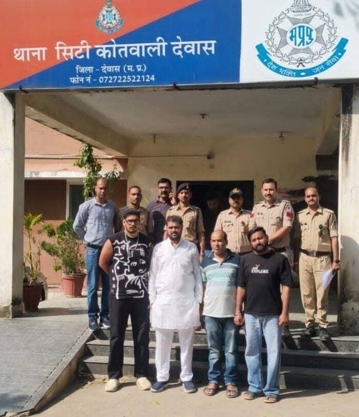 शराब दुकान संचालक से अवैध वसूली के मामले में मुख्य आरोपी सहित 04 गिरफ्तार
देवास। स्टेशन रोड पर शराब दुकान संचालक से दुकान चलाने के एवज में कथित तौर पर रुपए मांगने और मना करने पर गाली-गलौज, दुकान में नुकसान पहुंचाने तथा जान से मारने की धमकी देने के मामले में कोतवाली पुलिस ने चार आरोपियों को गिरफ्तार किया है। पुलिस ने ऑपरेशन त्रिनेत्रम् के तहत घटनास्थल के आसपास लगे CCTV कैमरों के फुटेज खंगालकर आरोपियों की पहचान की और उन्हें गिरफ्तार किया।
पुलिस के अनुसार 25 सितंबर की रात करीब 9 बजे स्टेशन रोड स्थित दुकान संचालक सतीश कुमार यादव से आरोपियों ने दुकान संचालित करने के एवज में रुपए मांगे। सतीश ने रुपए देने से इनकार किया तो उसके साथ गाली-गलौज की गई और दुकान को नुकसान पहुंचाने के साथ जान से मारने की धमकी दी गई। इसके बाद फरियादी ने कोतवाली थाने में शिकायत दर्ज कराई।
मामले को गंभीरता से लेते हुए पुलिस ने घटनास्थल और आसपास के CCTV फुटेज की जांच शुरू की। फुटेज और अन्य उपलब्ध साक्ष्यों के आधार पर पुलिस ने आरोपियों की पहचान की और चारों को गिरफ्तार कर लिया।
पुलिस ने मामले में अपराध क्रमांक 669/2026 दर्ज करते हुए बीएनएस की धाराओं 308(2), 296(बी), 351(3), 3(5), 119(1) और 115(2) के तहत कार्रवाई की है।
मुख्य आरोपी पर पहले से मामले दर्ज
पुलिस के मुताबिक मामले के मुख्य आरोपी प्रवीण वर्मा के खिलाफ पहले भी शासकीय कार्य में बाधा, मारपीट और आपराधिक धमकी सहित अन्य प्रकरण दर्ज हैं।
ये चार आरोपी गिरफ्तार
• प्रवीण वर्मा, 26 वर्ष, चामुंडा नगर, देवास
• अरुण अडसुले, 31 वर्ष, आदर्श नगर, देवास
• अंकित भंडारी, 24 वर्ष, गायत्री नगर, देवास
• दिनेश उपाध्याय, 38 वर्ष, आदर्श नगर, देवास
पुलिस के अनुसार आरोपियों के खिलाफ वैधानिक कार्रवाई जारी है। कार्रवाई में कोतवाली थाना प्रभारी निरीक्षक शशिकांत चौरसिया सहित उपनिरीक्षक दीपक मालवीय, जे.एस. भूरिया, प्रधान आरक्षक मनोज मौर्य, हेमंत डाबी, मुकेश तथा आरक्षक वैभव, सुजीत और सोनू की भूमिका रही।