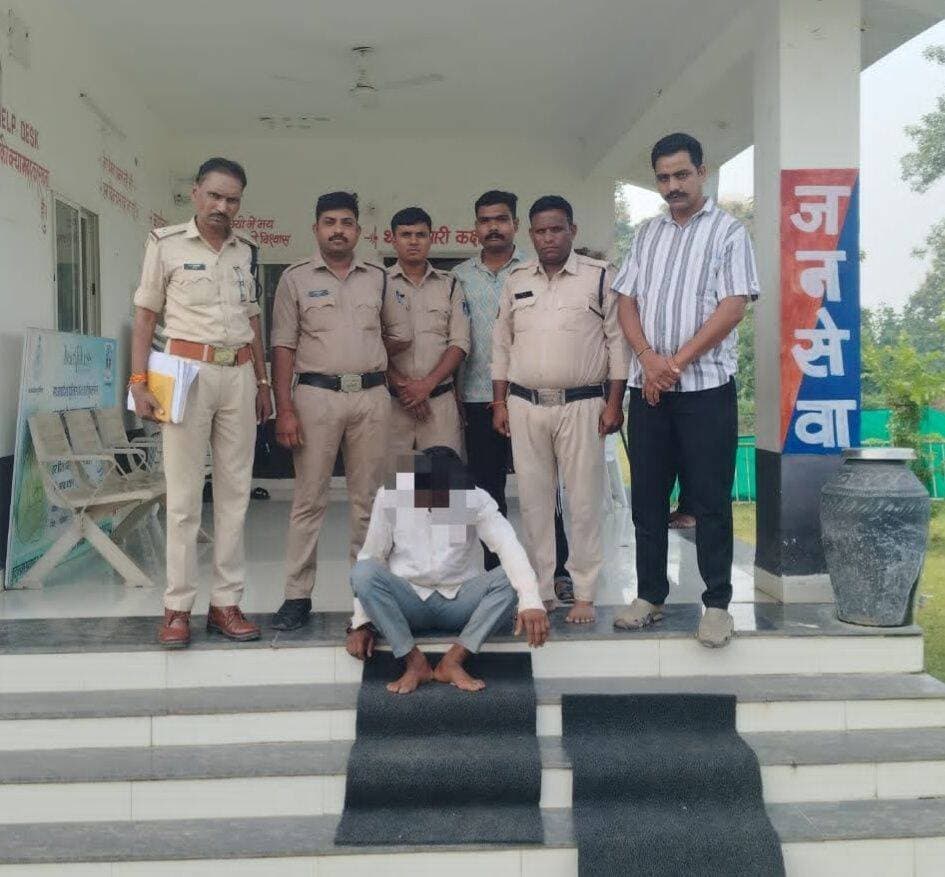 दो साल से था फरार...जंगल से धराया, अवैध हथियार भी मिला
देवास। ऑपरेशन हवालात के तहत हरणगांव पुलिस ने चोरी के मामले में करीब दो साल से फरार चल रहे इनामी आरोपी रामविलास उर्फ रामनिवास भुसारिया, निवासी सातल को ग्राम सातल के जंगल से गिरफ्तार किया है। पुलिस ने आरोपी के कब्जे से अवैध हथियार भी बरामद किया है। आरोपी को न्यायालय में पेश किया गया।
पुलिस के अनुसार आरोपी थाना हरणगांव के अपराध क्रमांक 10/2025 में धारा 303(2) बीएनएस के तहत दर्ज चोरी के प्रकरण में फरार था। उसकी गिरफ्तारी के लिए पुलिस लगातार प्रयास कर रही थी।
अतिरिक्त पुलिस अधीक्षक ग्रामीण सौम्या जैन के मार्गदर्शन और कन्नौद एसडीओपी आदित्य तिवारी के निर्देशन में थाना प्रभारी अभिषेक सिंह सेंगर के नेतृत्व में विशेष टीम गठित की गई थी। टीम ने मुखबिर तंत्र और तकनीकी साक्ष्यों के आधार पर आरोपी की तलाश जारी रखी।
जंगल में होने की मिली सूचना, टीम ने दबोचा
26 सितंबर को पुलिस को सूचना मिली कि फरार इनामी आरोपी सातल गांव के जंगल में मौजूद है। सूचना मिलते ही पुलिस टीम ने मौके पर पहुंचकर घेराबंदी की और आरोपी को गिरफ्तार कर लिया। तलाशी के दौरान उसके पास से अवैध हथियार भी बरामद किया गया। पुलिस ने आरोपी को न्यायालय के समक्ष पेश किया है।
ऑपरेशन हवालात में अब तक 1532 गिरफ्तार
देवास पुलिस के अनुसार, एसपी पुनीत गेहलोद द्वारा 1 नवंबर 2024 से जिले में चलाए जा रहे ऑपरेशन हवालात के तहत अब तक 1532 फरार, स्थाई और गिरफ्तारी वारंटियों को गिरफ्तार किया जा चुका है। इन आरोपियों पर कुल 2 लाख 14 हजार 500 रुपये का इनाम घोषित था।