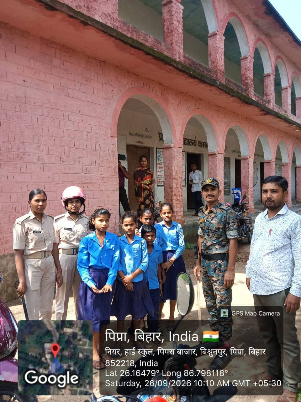 सुपौल जिला अंतर्गत महिलाओं एवं बालिकाओं की सुरक्षा, सम्मान एवं सशक्तिकरण के उद्देश्य से "पुलिस दीदी" पहल के तहत विभिन्न जागरूकता कार्यक्रम संचालित किए जा रहे हैं। पुलिस दीदी द्वारा प्रतिदिन विद्यालयों, महाविद्यालयों तथा सार्वजनिक स्थलों पर जाकर छात्राओं एवं महिलाओं को उनके अधिकारों, सुरक्षा उपायों, साइबर अपराधों से बचाव, महिला हेल्पलाइन, आपातकालीन सेवाओं तथा विभिन्न कानूनी प्रावधानों के संबंध में जागरूक किया जा रहा है।
इसके अतिरिक्त, पुलिस दीदी द्वारा नियमित गश्ती एवं जनसंपर्क के माध्यम से महिलाओं और बालिकाओं में सुरक्षा की भावना को सुदृढ़ किया जा रहा है। विद्यालयों में आयोजित संवाद कार्यक्रमों के दौरान छात्र-छात्राओं को सामाजिक कुरीतियों, बाल विवाह, नशा मुक्ति, लैंगिक समानता तथा सुरक्षित इंटरनेट उपयोग के संबंध में भी जानकारी प्रदान की जा रही है।
पुलिस दीदी का यह प्रयास समाज में जागरूकता बढ़ाने, महिलाओं एवं बालिकाओं के प्रति होने वाले अपराधों की रोकथाम करने तथा पुलिस और आमजन के बीच विश्वास एवं सहयोग को मजबूत बनाने में महत्वपूर्ण भूमिका निभा रहा है।