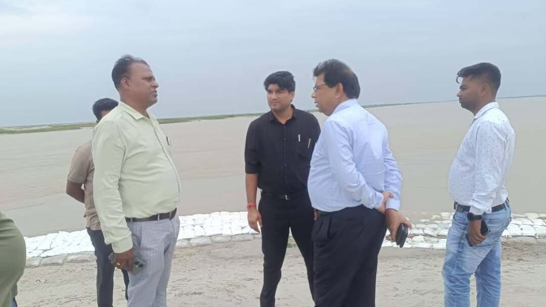 बाढ़ सुरक्षा को लेकर अपर समाहर्ता ने स्पर 62.95 और 64.95 का किया निरीक्षण, सुरक्षात्मक कार्य शीघ्र पूरा करने का निर्देश
सुपौल। जिले में बाढ़ की संभावित स्थिति को देखते हुए प्रशासन की ओर से बाढ़ सुरक्षा एवं आपदा प्रबंधन को लेकर लगातार निगरानी की जा रही है। इसी क्रम में शनिवार को अपर समाहर्ता (आपदा), सुपौल द्वारा बाढ़ सुरक्षा की दृष्टि से महत्वपूर्ण स्पर संख्या 62.95 एवं 64.95 का स्थलीय निरीक्षण किया गया। इस दौरान जल संसाधन विभाग (WRD) के कार्यपालक अभियंता एवं ADMO सहित संबंधित अधिकारी उपस्थित रहे।
निरीक्षण के दौरान अपर समाहर्ता ने दोनों स्परों की वर्तमान स्थिति का बारीकी से जायजा लिया। उन्होंने स्परों की मजबूती, सुरक्षा व्यवस्था तथा संभावित कटाव की स्थिति का स्थल पर निरीक्षण किया। अधिकारियों से स्परों की वर्तमान स्थिति और अब तक किए गए सुरक्षात्मक कार्यों की जानकारी भी ली गई। साथ ही बाढ़ के दौरान उत्पन्न होने वाली संभावित चुनौतियों को लेकर विभागीय तैयारियों की समीक्षा की गई।
अपर समाहर्ता ने जल संसाधन विभाग के कार्यपालक अभियंताओं को निर्देश दिया कि बाढ़ सुरक्षा से जुड़े सभी आवश्यक कटाव रोधी एवं सुरक्षात्मक कार्यों को प्राथमिकता के आधार पर शीघ्र पूरा किया जाए। उन्होंने कहा कि नदी के जलस्तर एवं स्परों की स्थिति पर लगातार नजर बनाए रखना आवश्यक है, ताकि किसी भी प्रकार की समस्या उत्पन्न होने पर तत्काल कार्रवाई की जा सके।
निरीक्षण के दौरान अधिकारियों को स्परों की सतत निगरानी सुनिश्चित करने का भी निर्देश दिया गया। विशेष रूप से जलस्तर में वृद्धि, नदी के बहाव में बदलाव अथवा कटाव की स्थिति में तत्काल आवश्यक कदम उठाने को कहा गया। अपर समाहर्ता ने स्पष्ट किया कि बाढ़ के दौरान किसी भी संभावित आपात स्थिति से निपटने के लिए विभागीय स्तर पर सभी आवश्यक व्यवस्थाएं पहले से तैयार रखी जाएं।
उन्होंने संबंधित अधिकारियों से कहा कि संवेदनशील स्थलों पर नियमित रूप से निरीक्षण किया जाए तथा यदि कहीं भी कटाव या संरचना में कमजोरी के संकेत मिलते हैं तो तत्काल इसकी सूचना वरीय अधिकारियों को देते हुए आवश्यक सुरक्षात्मक कार्रवाई सुनिश्चित की जाए। इसके साथ ही मौके पर उपलब्ध संसाधनों और आपदा के समय इस्तेमाल होने वाली व्यवस्थाओं को भी दुरुस्त रखने पर जोर दिया गया।
प्रशासन की ओर से बाढ़ सुरक्षा को लेकर किए जा रहे इस निरीक्षण का उद्देश्य संवेदनशील तटवर्ती एवं स्पर क्षेत्रों की स्थिति पर लगातार नजर रखना और संभावित बाढ़ एवं कटाव से निपटने के लिए समय रहते आवश्यक तैयारियां सुनिश्चित करना है।
अपर समाहर्ता ने संबंधित अधिकारियों को निर्देश दिया कि बाढ़ सुरक्षा कार्यों में किसी भी प्रकार की लापरवाही नहीं होनी चाहिए। सभी संबंधित विभाग आपसी समन्वय के साथ कार्य करते हुए संवेदनशील क्षेत्रों में लगातार निगरानी रखें, ताकि आवश्यकता पड़ने पर तत्काल प्रभावी कार्रवाई की जा सके। निरीक्षण के दौरान अधिकारियों ने भी बाढ़ सुरक्षा से संबंधित तैयारियों को लेकर अपनी स्थिति से अपर समाहर्ता को अवगत कराया।