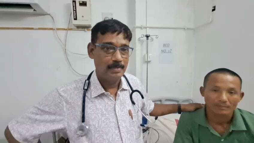 গোমতী জেলা হাসপাতালে চিকিৎসকদের অসাধ্য সাধন, ব্ল্যাক ক্রেইটের ছোবল থেকে প্রাণ বাঁচল গণ্ডাছড়ার যুবকের
উদয়পুর: গণ্ডাছড়ার নারিকেল বাগান এলাকার বাসিন্দা পত্যজয় চাকমার কাছে গত বৃহস্পতিবার ভোরটি নিয়ে এসেছিল চরম বিপদ। ভোর পাঁচটা নাগাদ নিজের বাড়িতেই তাকে একটি অত্যন্ত বিষধর 'ব্ল্যাক ক্রেইট' সাপ কামড় দেয়। অবস্থা আশঙ্কাজনক হওয়ায় গণ্ডাছড়া হাসপাতাল থেকে তাকে দ্রুত উদয়পুরের গোমতী জেলা হাসপাতালে স্থানান্তরিত করা হয়। দুপুর বারোটা নাগাদ সেখানে পৌঁছানোর পর চিকিৎসকদের তৎপরতায় কার্যত মৃত্যুর মুখ থেকে ফিরে এসেছেন ওই যুবক। আজ সম্পূর্ণ সুস্থ অবস্থায় তাকে হাসপাতাল থেকে ছুটি দেওয়া হয়েছে।
গোমতী জেলা হাসপাতালের চিকিৎসক ডাক্তার এন সি দাসের নেতৃত্বে শুরু হয় এই অদম্য লড়াই। ডক্টর দাস জানিয়েছেন, হাসপাতালে আনার পর রোগীর অবস্থা ছিল অত্যন্ত সংকটজনক। সাপের বিষ ততক্ষণে সারা শরীরে মারাত্মকভাবে ছড়িয়ে পড়েছিল, রোগী নিজের চোখ বা মুখ খুলতে পারছিলেন না এবং তাঁর প্রচণ্ড শ্বাসকষ্টের পাশাপাশি মুখ দিয়ে গ্যাঁজলা বের হচ্ছিল। শরীরে অক্সিজেনের মাত্রাও ছিল অনেক কম। কালক্ষেপণ না করে দ্রুত অ্যান্টি-স্নেক ভেনাম প্রয়োগ শুরু করা হয়। প্রথম কুড়িটি ভেনাম দেওয়ার পর রোগীর অবস্থার ধীরে ধীরে উন্নতি হতে শুরু করে। মোট ত্রিশ ভায়াল অ্যান্টি-স্নেক ভেনাম এবং ক্যালসিয়াম গ্লুকোনেট ইনজেকশন প্রয়োগের পর বৃহস্পতিবার সন্ধ্যার পর থেকে তাঁর শ্বাসকষ্ট ও মুখ দিয়ে গ্যাঁজলা বের হওয়া পুরোপুরি বন্ধ হয়ে যায়।
এই অসাধ্য সাধনের পেছনে হাসপাতালের সম্পূর্ণ মেডিকেল টিমের এক অনবদ্য দলগত প্রচেষ্টা রয়েছে বলে জানিয়েছেন ডক্টর এন সি দাস। তিনি জানান, ইমার্জেন্সিতে রোগীকে প্রথম রিসিভ করেন ডক্টর প্রসেনজিৎ দাস, এবং সেই চরম উৎকণ্ঠার মুহূর্তে তৎপরতার সাথে দায়িত্ব পালন করেন সিস্টার বুল্টি। এরপর রোগীকে আইসিইউ-তে স্থানান্তর করা হলে সেখানে ইনচার্জ শিপ্রা দিদিমণি এবং মীরা দিদি রোগীর সার্বক্ষণিক সেবায় আন্তরিকভাবে নিয়োজিত ছিলেন। পাশাপাশি, পিজিটি ডক্টর শুভরাজ চৌধুরী পুরোটা সময় ধরে এই চিকিৎসায় সর্বাত্মকভাবে সহায়তা করেছেন।
এই জটিল চিকিৎসায় আগরতলা গভর্নমেন্ট মেডিকেল কলেজ (এজিএমসি)-এর প্রফেসর ডক্টর অরুণাভ দাসগুপ্তের ভূমিকাও ছিল অত্যন্ত গুরুত্বপূর্ণ। তিনি টেলিফোনের মাধ্যমে গোমতী জেলা হাসপাতালের চিকিৎসকদের প্রতিনিয়ত সঠিক দিকনির্দেশনা দিয়ে সাহায্য করেছেন।
তবে চিকিৎসকদের এই অসামান্য সাফল্যের পেছনে রোগীর পরিবারের সচেতনতাও একটি বড় ভূমিকা পালন করেছে। এই চরম বিপদের মুহূর্তে কুসংস্কারের বশবর্তী না হয়ে সঠিক সিদ্ধান্ত নিয়েছিলেন তাঁরা। মৃদুভাষী হলেও পত্যজয়ের ছেলে সনাতন চাকমা জানান, সাপে কামড় দেওয়ার পর তাঁরা কোনো ওঝার কাছে না গিয়ে সোজা গণ্ডাছড়া হাসপাতালে ছুটে যান। হাসপাতালের চিকিৎসার উপর আস্থা রেখে গেছেন। হাসপাতালের পরিষেবা এবং চিকিৎসকদের আন্তরিকতায় তাঁরা অত্যন্ত খুশি। পত্যজয়ের সঙ্গে হাসপাতালে আসা তাঁর আত্মীয় দেবজয় চাকমা জানান, এই দীর্ঘ ও জটিল চিকিৎসাটি তাঁরা সম্পূর্ণ বিনামূল্যে পেয়েছেন। ব্ল্যাক ক্রেইট সাপের বিষ অত্যন্ত মারাত্মক হওয়া সত্ত্বেও সঠিক সময়ের চিকিৎসায় আজ মৃত্যুর মুখ থেকে ফিরে এসেছেন পত্যজয়। সম্পূর্ণ সুস্থ পত্যজয়কে নিয়ে এখন তাঁদের শুধুই বাড়ি ফেরার আনন্দময় প্রস্তুতি।